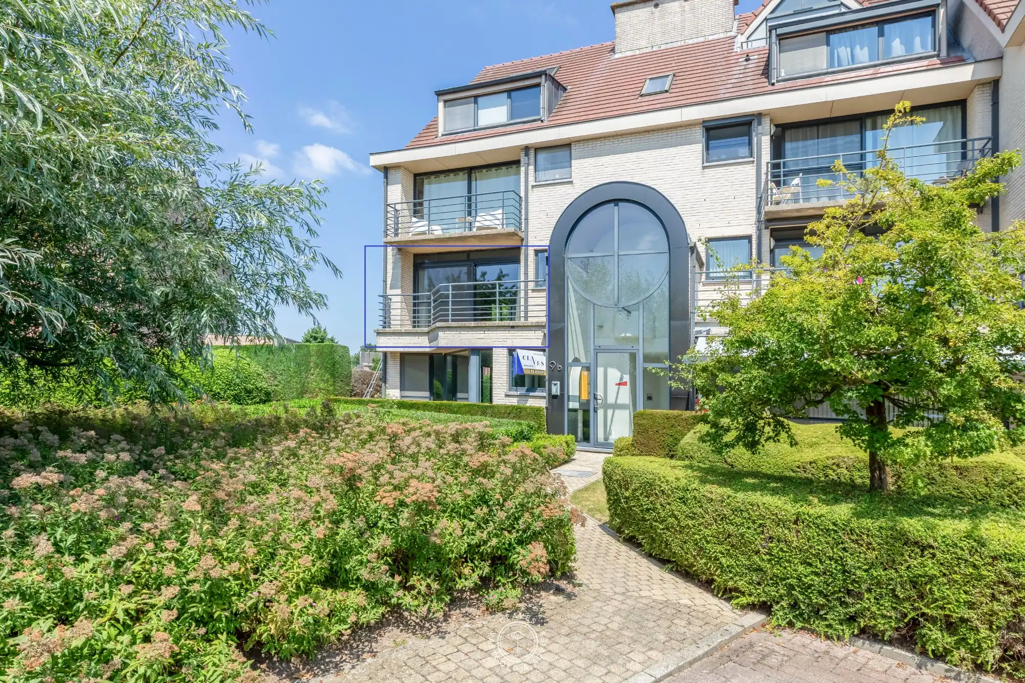 Ruim appartement met drie slaapkamers en zonnig terras foto {{pictureIndex}}
