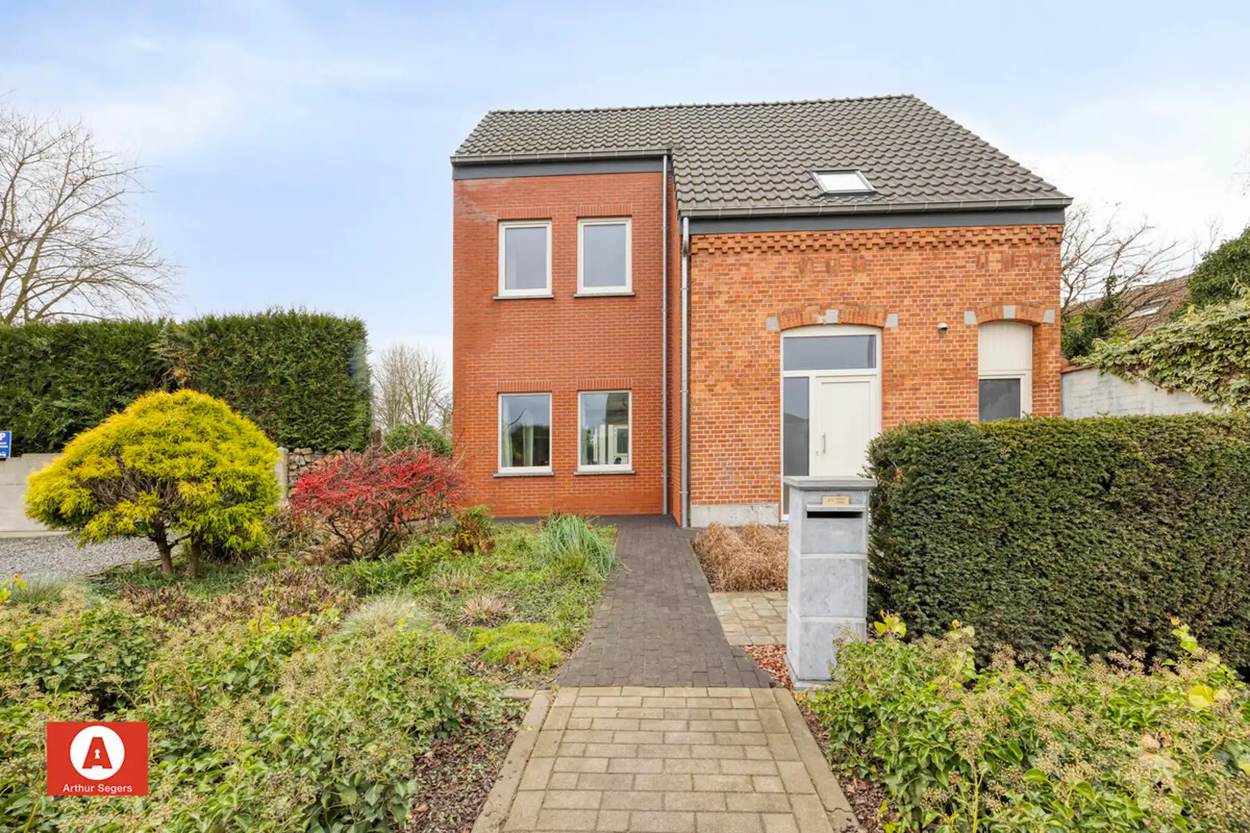 Gezinswoning met 2 tot 3 privatieve auto-parkeerplaatsen. foto {{pictureIndex}}