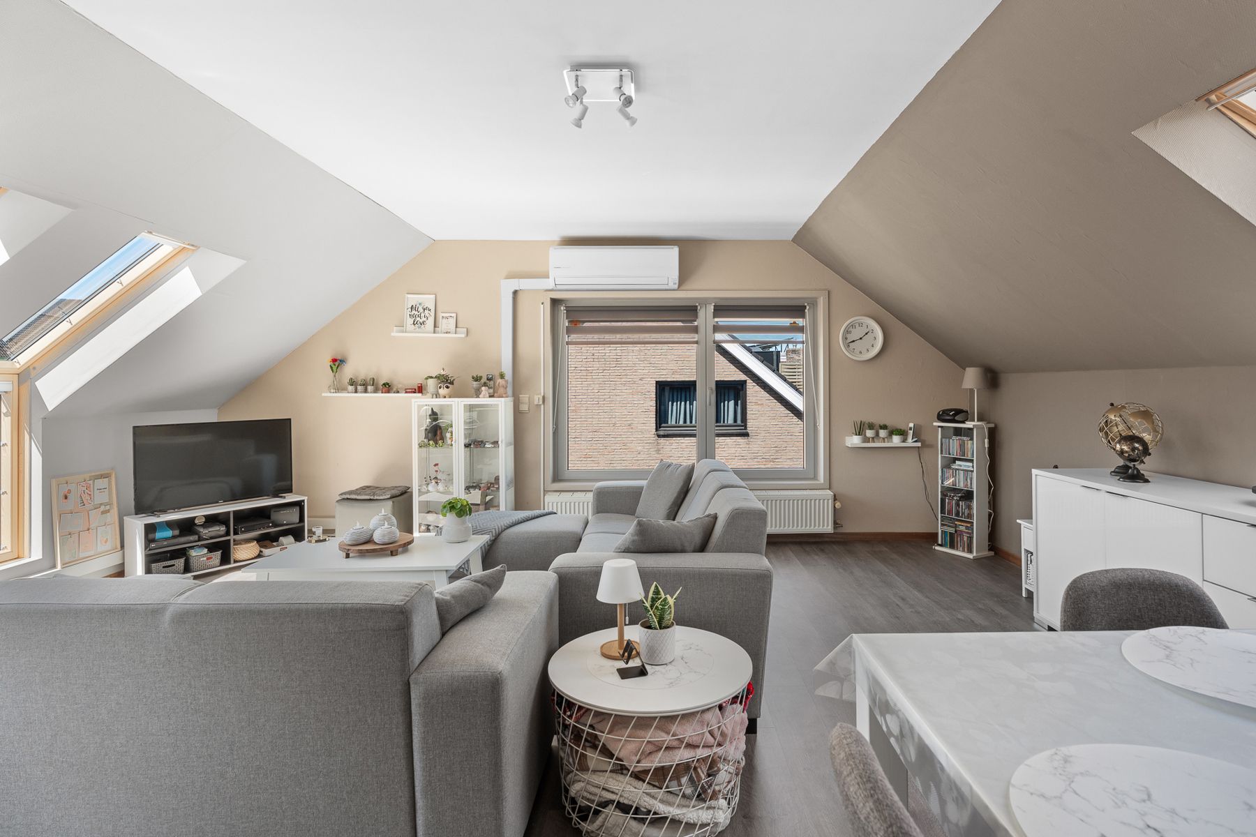 Instapklaar en lichtrijk appartement in hartje Deinze foto 6