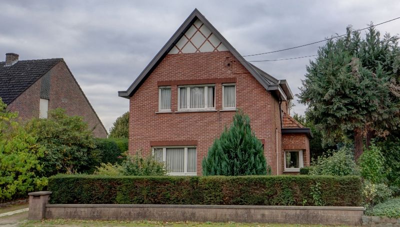 Hoofdfoto van de publicatie: Te renoveren woonhuis van 141m² in open bebouwing met tuin op 5 are 83 ca
