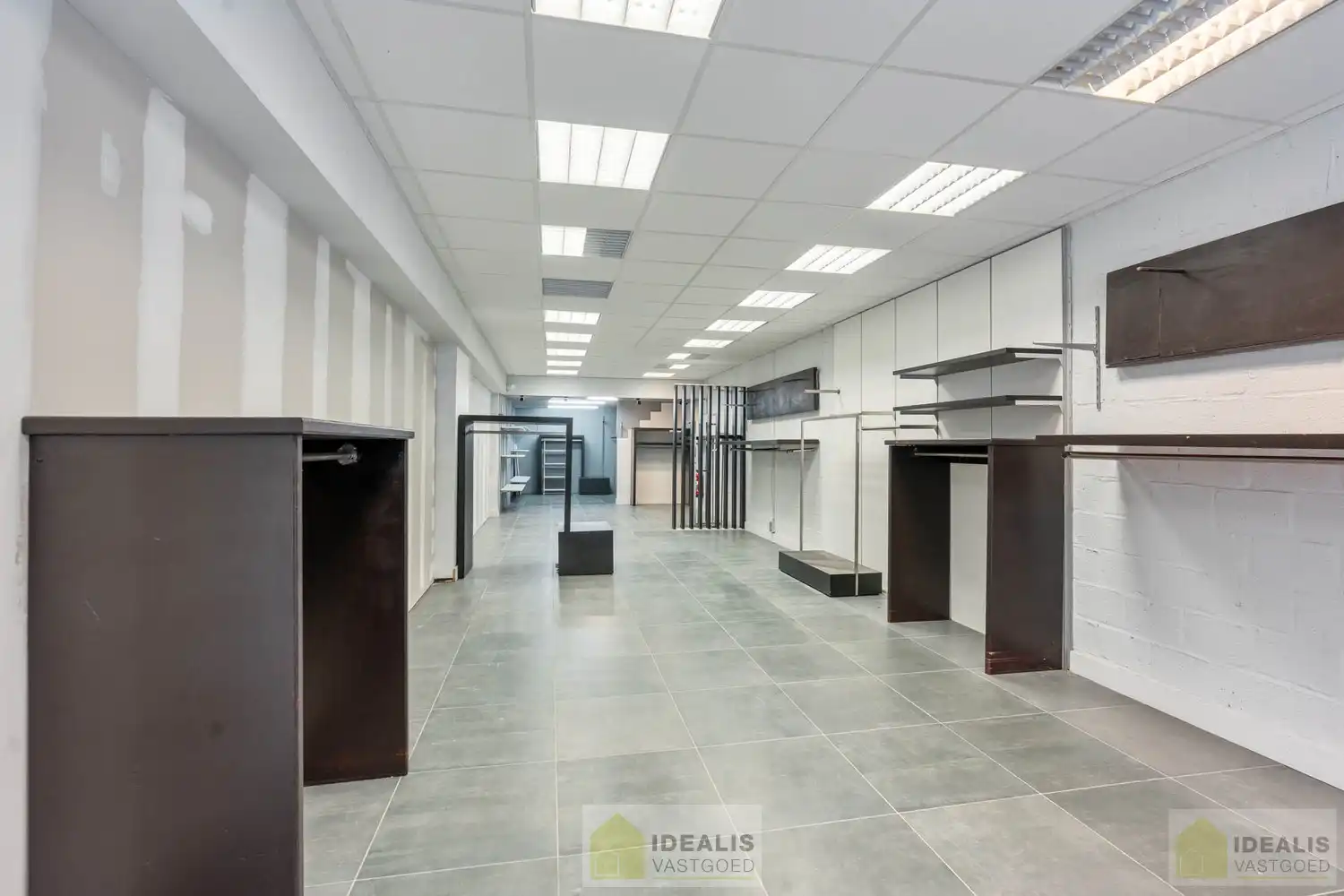 ZEER CENTRAAL GELEGEN HANDELSRUIMTE TE PELT (NEERPELT) MET PARKING VOOR DE DEUR! Deze handelsruimte met een oppervlakte van ca.90m² gelegen te Kempenplein in Pelt (Neerpelt) is uiterst geschikt als winkel of kantoorruimte en gelegen op een toplocatie. foto 4