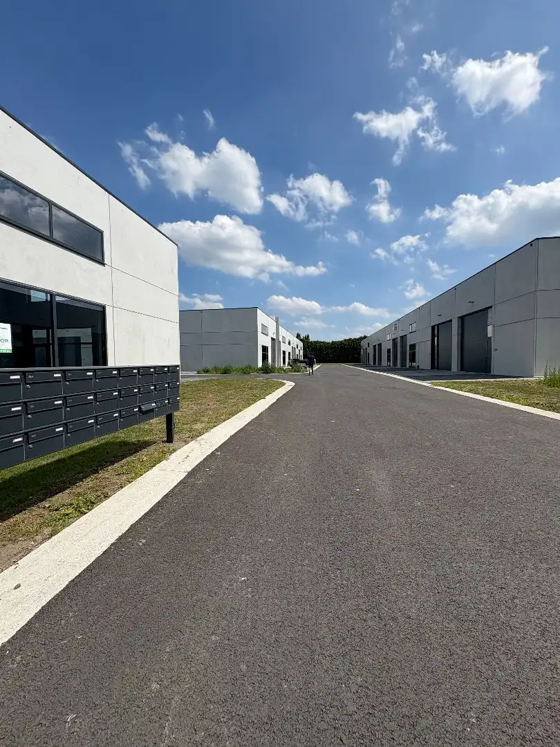 Loods te koop – 246 m² met 2 parkeerplaatsen inbegrepen op de industriezone te Ichtegem foto {{pictureIndex}}