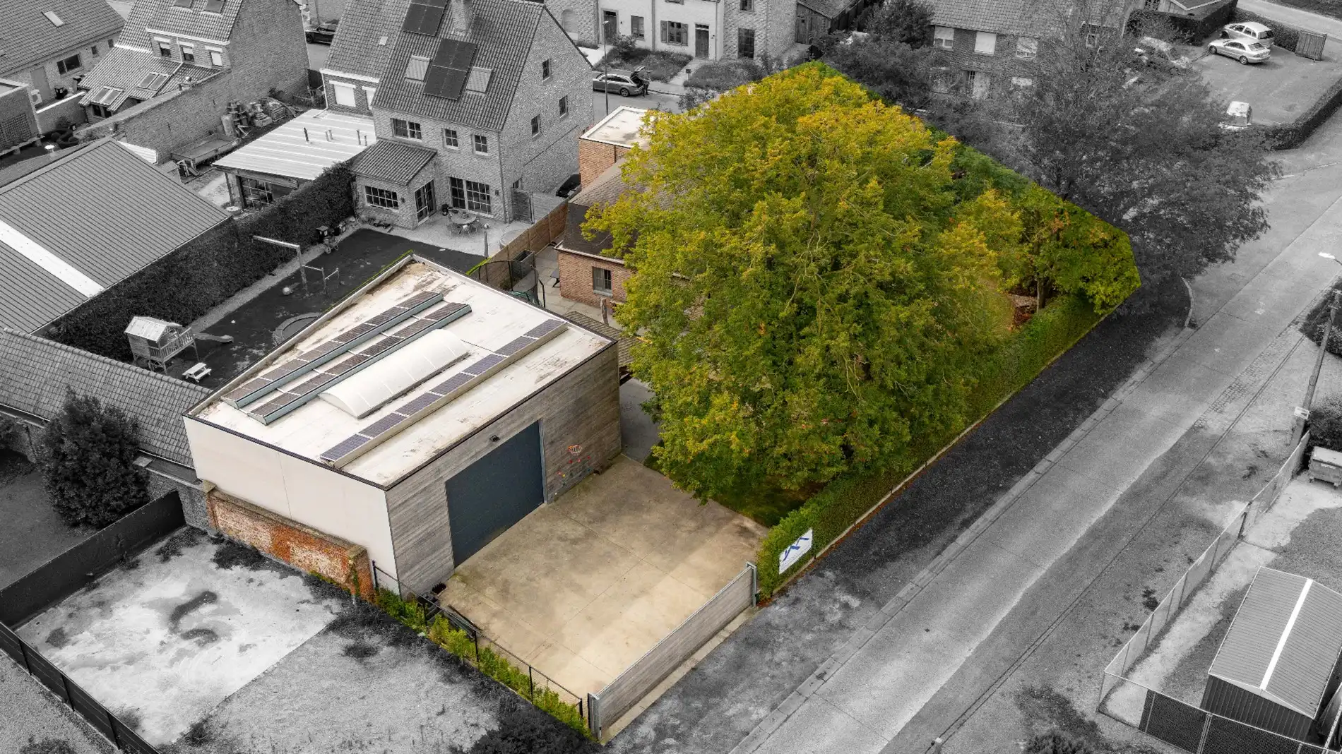 WONING (240 m²) met LOODS (143 m²) op HOEKPERCEEL VAN 1.027 m² foto {{pictureIndex}}