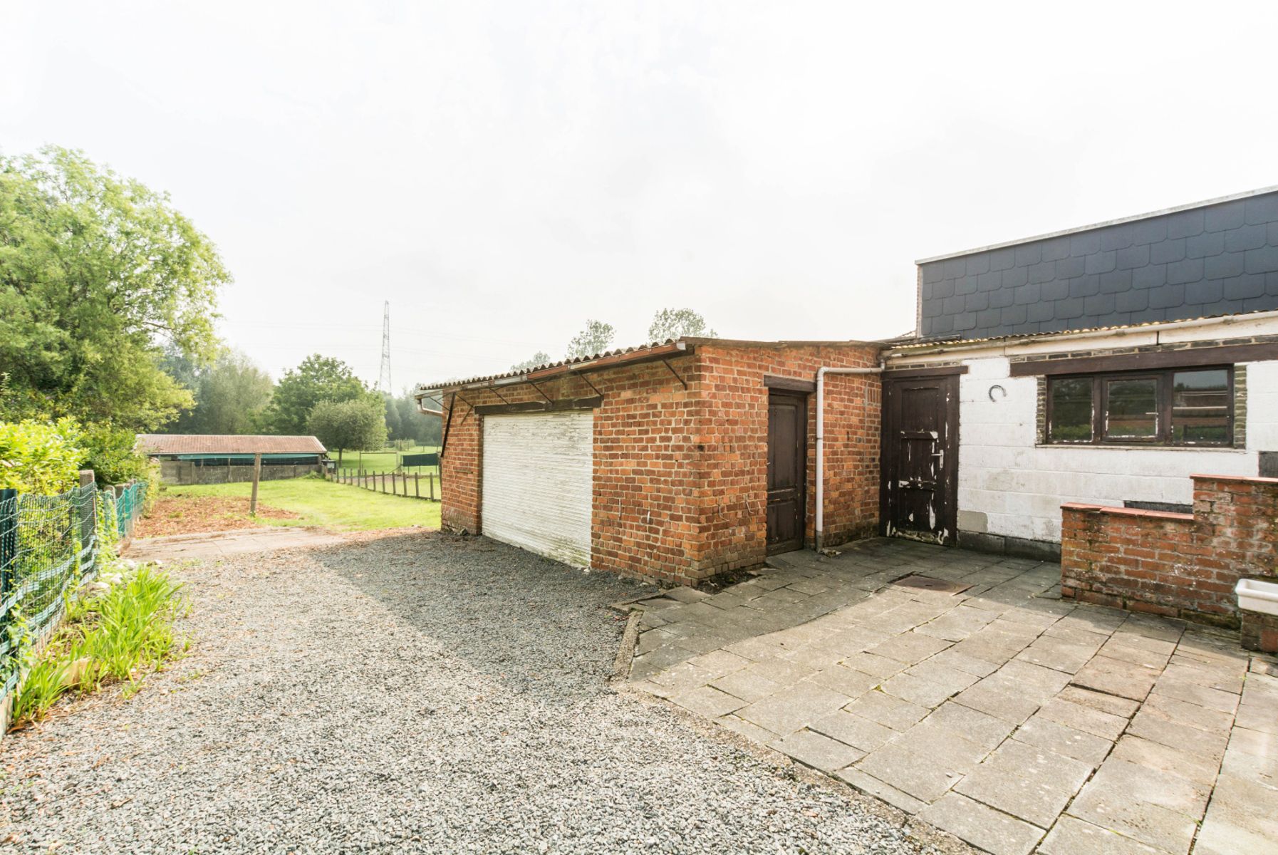 Degelijke, maar nog te moderniseren woning met garage & tuin foto 6