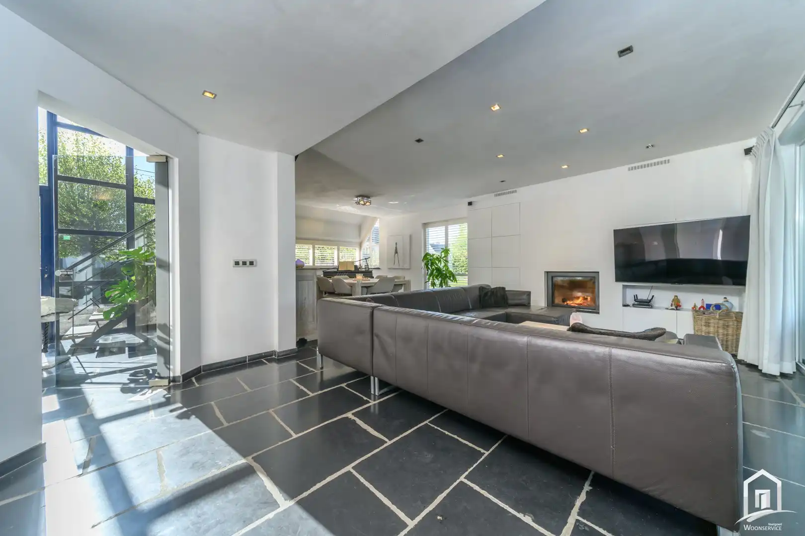 Instapklare villa met 3 SLK's, garage en riante tuin met zwembad foto 8