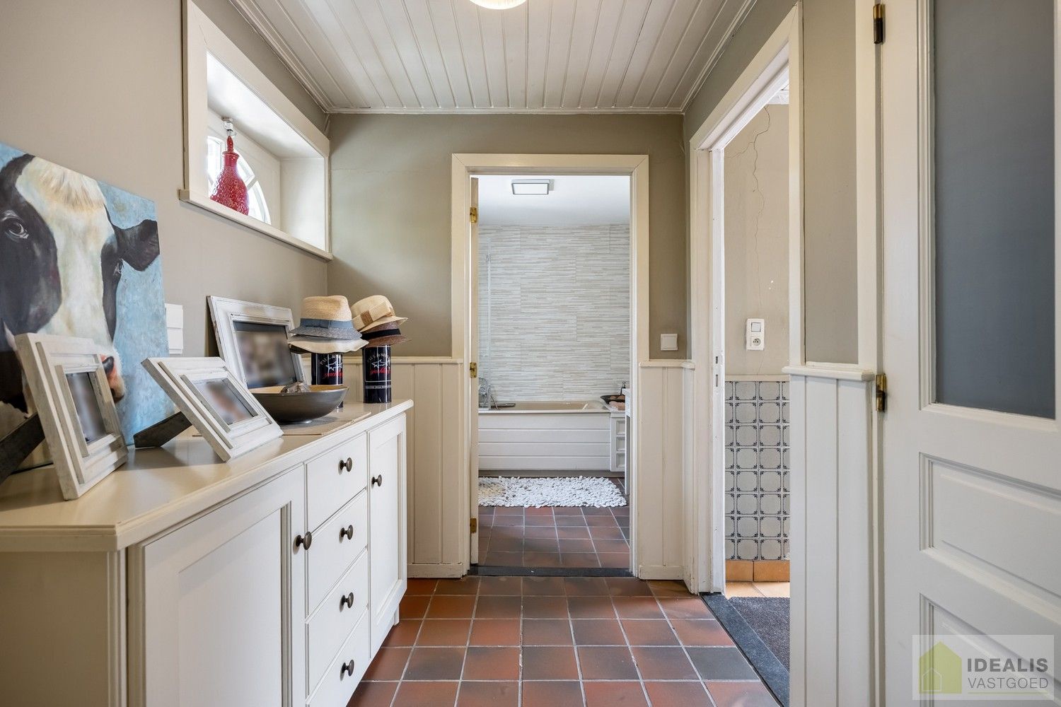 RUIME, CHARMANTE EN INSTAPKLARE WONING IN HARTJE HAMONT! HEERLIJKE WOONKAMER VOORZIEN VAN PARKET EN MET HAARD, LICHTRIJKE KEUKEN MET DIRECTE TOEGANG TOT PRACHTIGE VERANDA, 4 SLAAPKAMERS, RUIME GARAGE EN PRACHTIG AANGELEGDE TUIN OP SCHITTEREND PERCEEL VAN 7A 55CA IN HET HARTJE VAN HAMONT-ACHEL EN OP SLECHTS ENKELE MINUTEN VAN DE NEDERLANDSE GRENS! foto 15