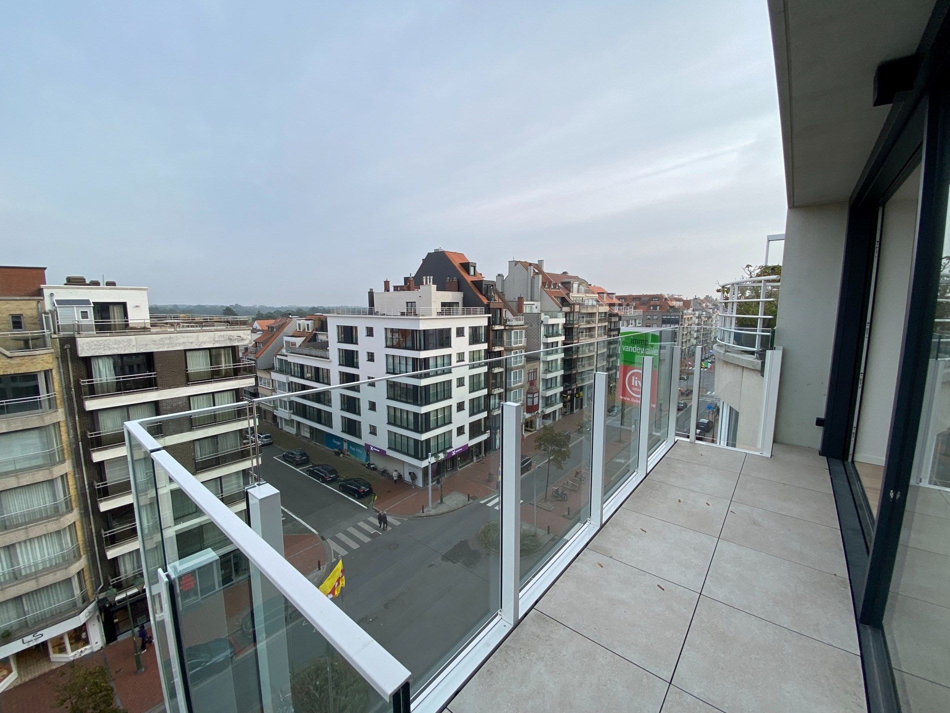 ONGEMEUBELD - Nieuwbouw appartement met 2 slaapkamers gelegen op de Lippenslaan te Knokke met een OPEN ZICHT over de GOLF!  foto 4