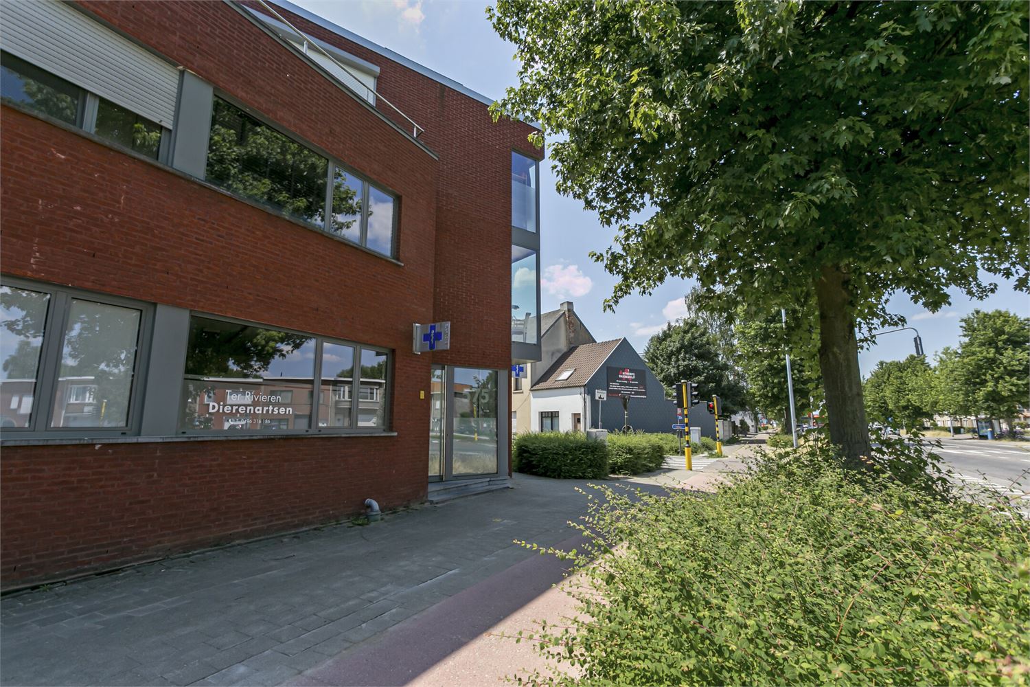 Praktijkruimte of kantoor op een centrale locatie vlakbij het centrum van Wommelgem met goede zichtbaarheid! foto {{pictureIndex}}