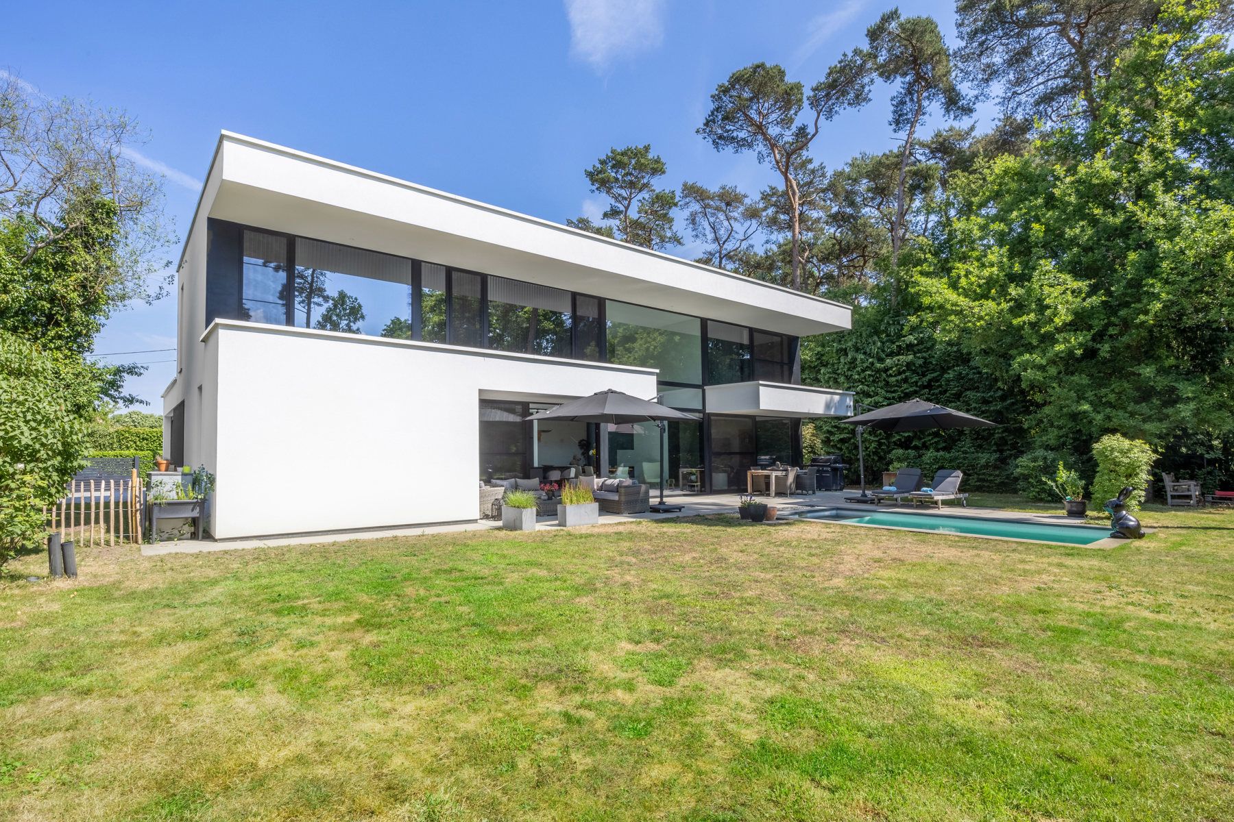 Ruime moderne luxe villa met zwembad op ca. 2339 m². foto 2