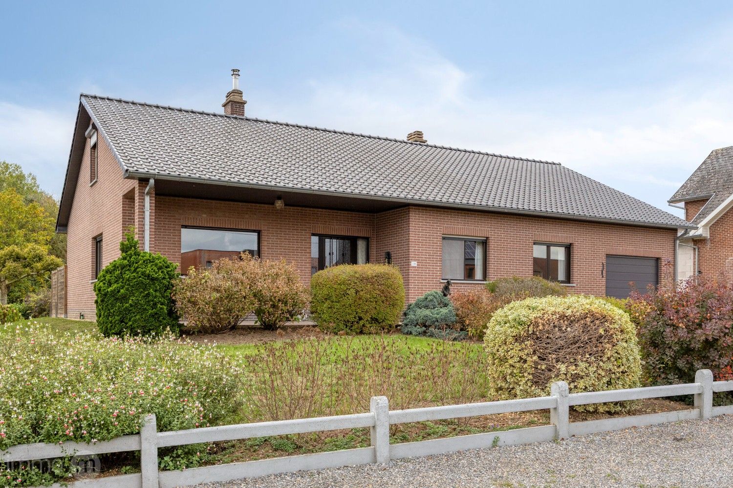 Uitstekend onderhouden open bebouwing met zonnepanelen en 3 tot 5 slaapkamers op prachtig perceel van 55a43ca