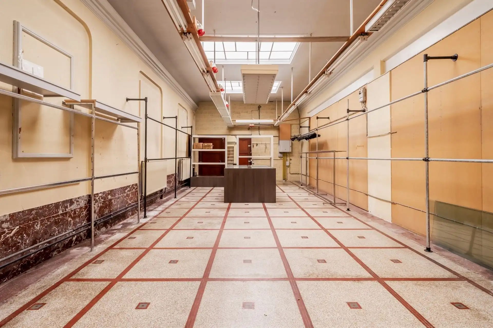 Commercieel gelijkvloers met ondergrondse parking en kelders  foto 11