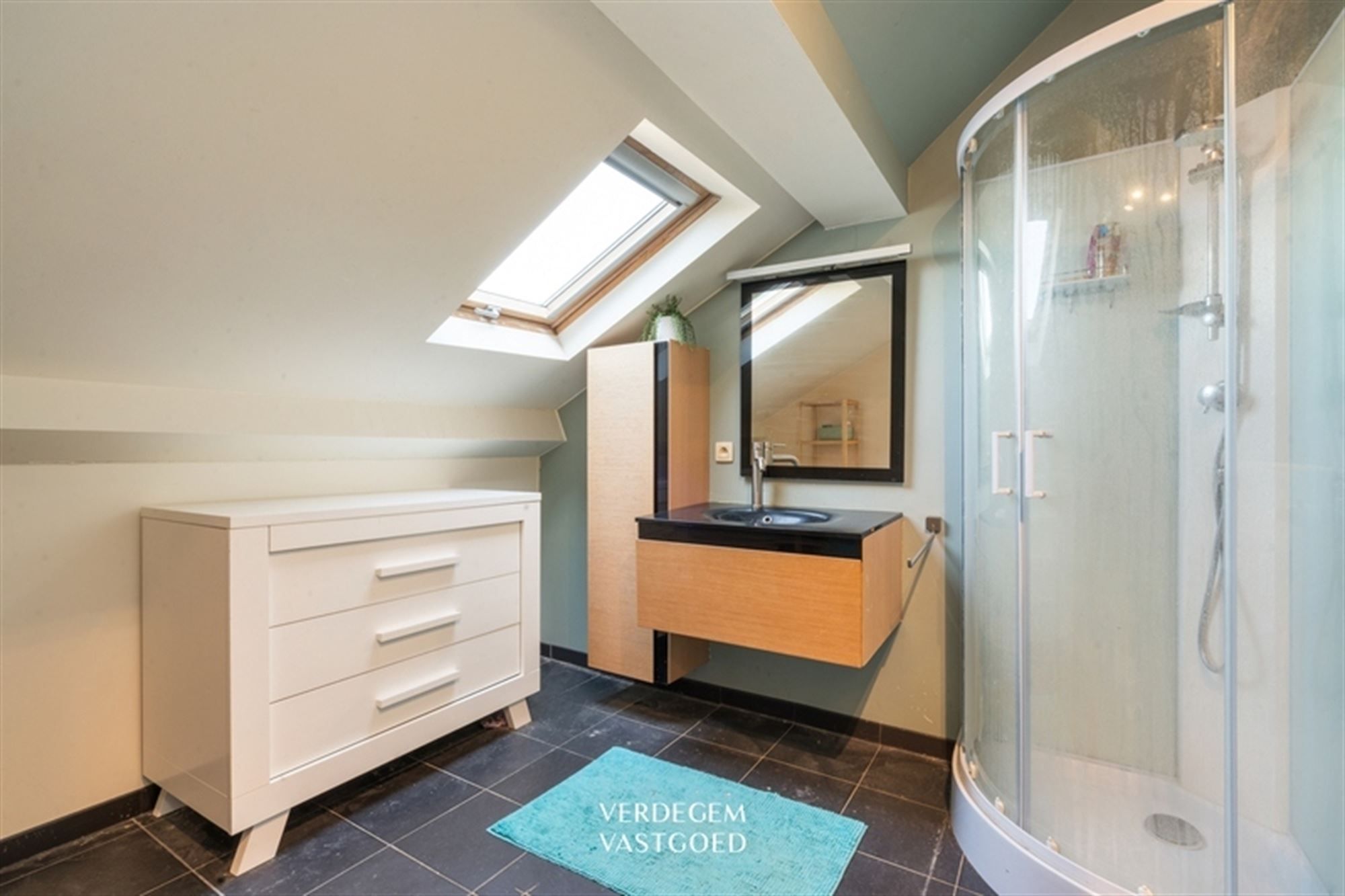 Knap gerenoveerde rijwoning met 2+1 slaapkamers en stadstuin met uitweg foto 9