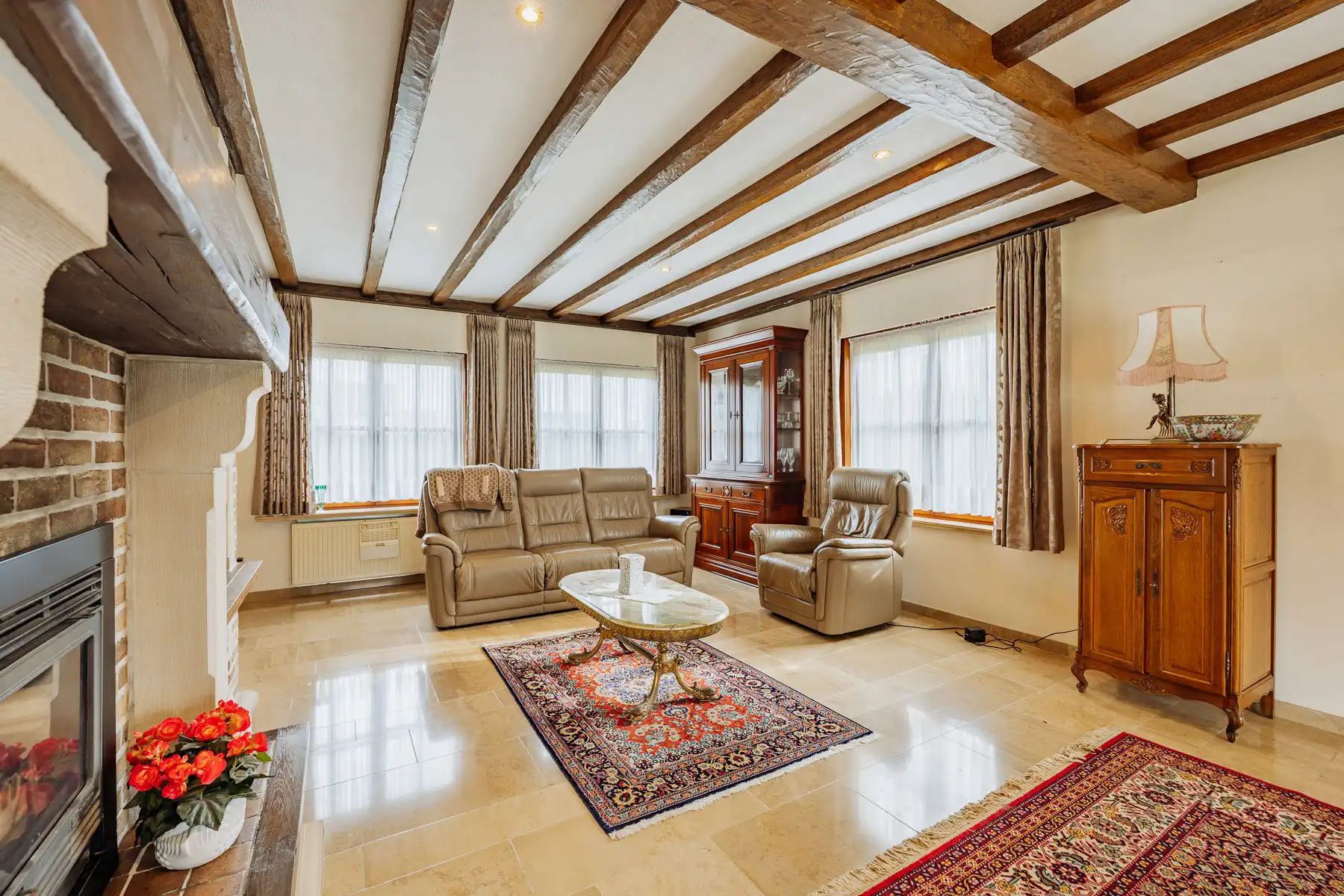 Prachtige instapklare laagbouwvilla op een zeer ruim perceel foto 10