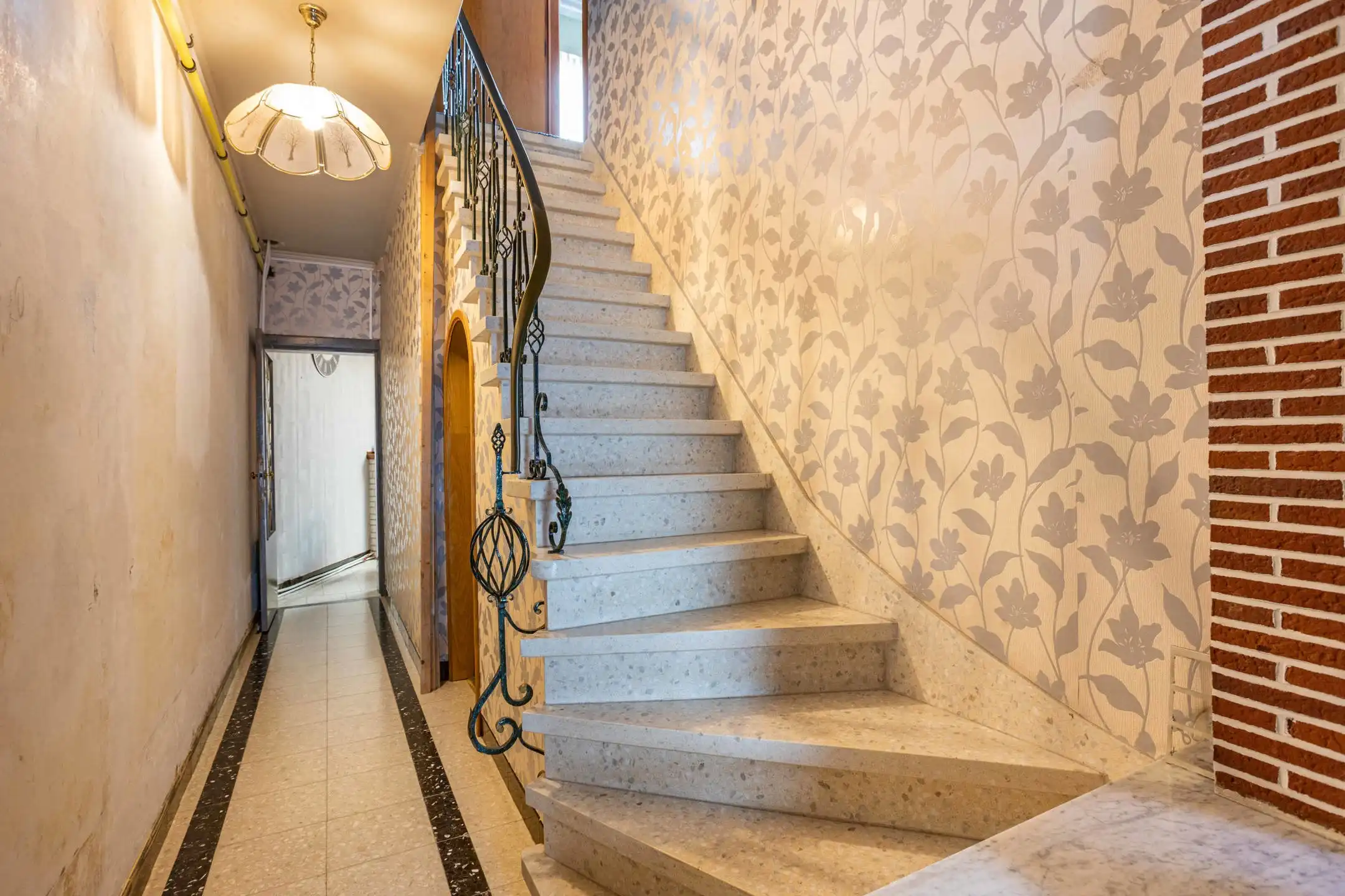 Karaktervolle woning met tuin & parkeermogelijkheid foto 2