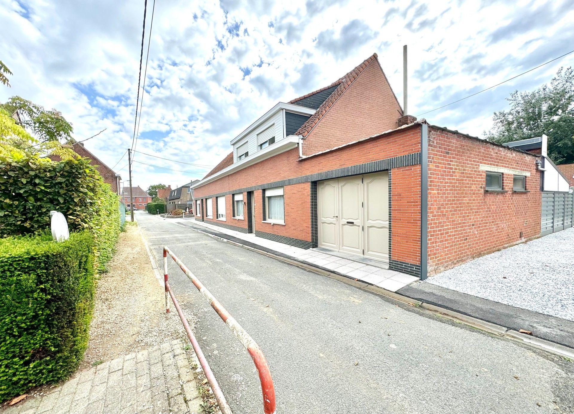 Brede gevelwoning met 3 kamers, tuin, garage en ruim bijgebouw foto 1