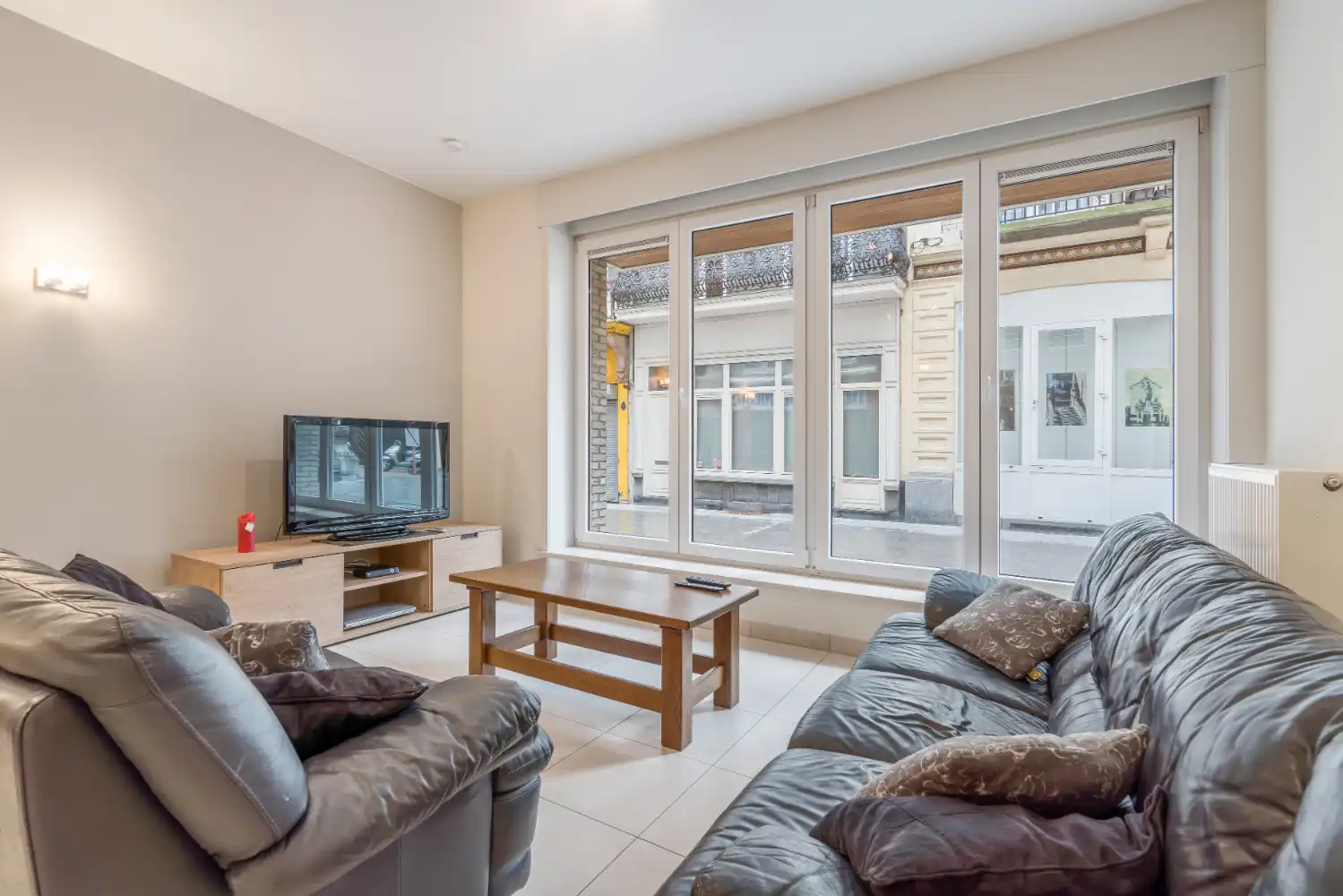 Ruim gelijkvloers appartement met drie slaapkamers en twee badkamers. In het centrum en dichtbij de Dijk en het strand van Blankenberge. Dit appartement wordt gemeubeld verhuurd. foto 2