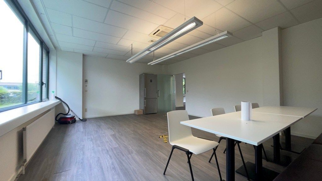 Ingedeeld gelijkvloers kantoor vlakbij N171 te Kontich foto 12