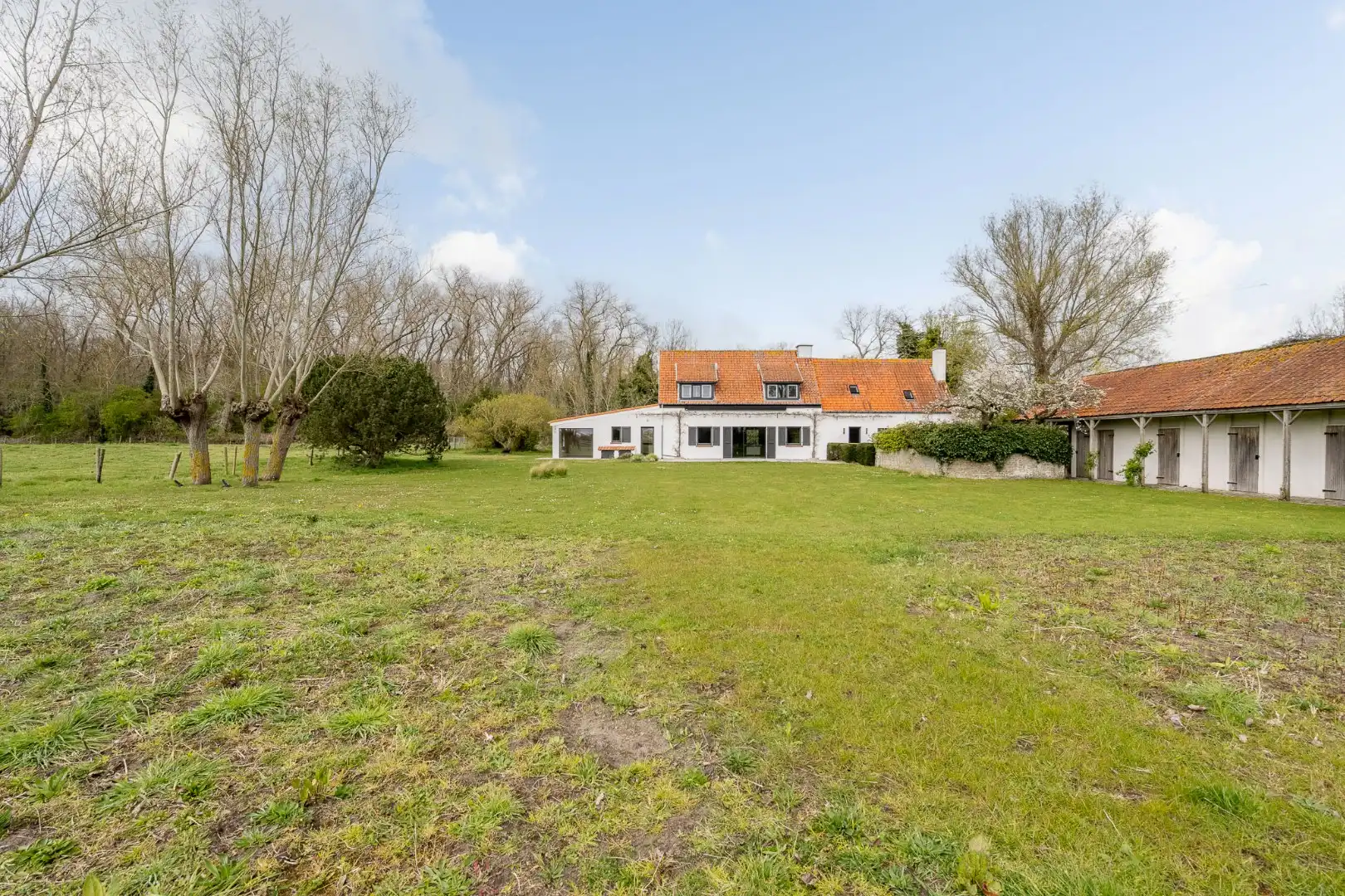 Exclusieve karaktervolle woning op een enorm perceel met 4 slaapkamers, super grote tuin met prachtig zicht op de polders foto 5