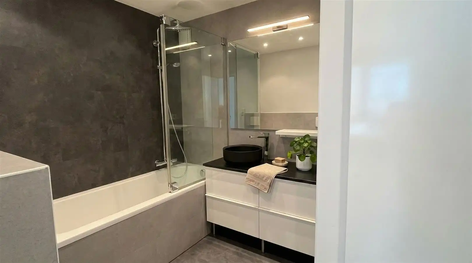 Gloednieuw gerenoveerd appartement in centrum Antwerpen foto 4