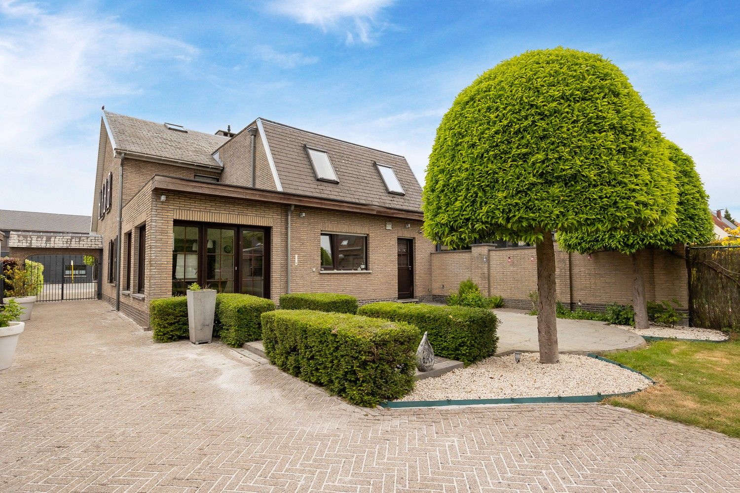 Instapklare, ruime woning met 4 slaapkamers, zonnig terras en multifunctioneel bijgebouw foto {{pictureIndex}}