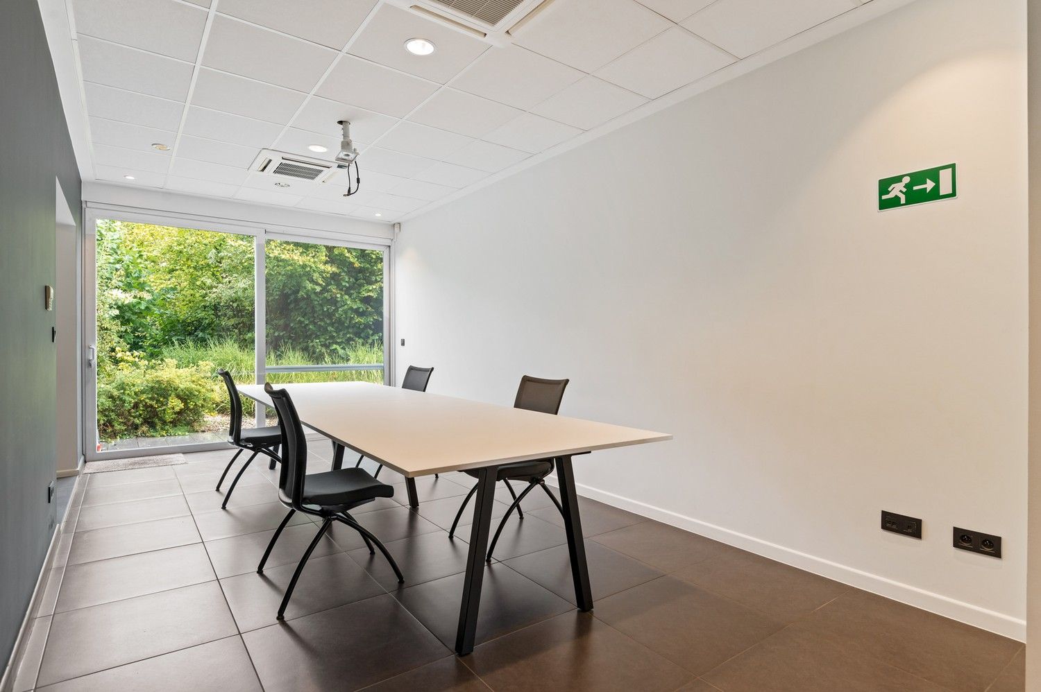 Ruim kantoorgebouw op een centrale locatie te koop in Wommelgem foto 9