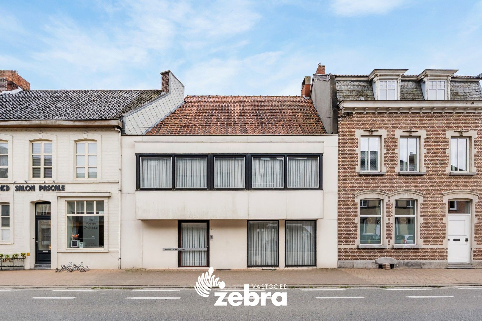 Op te frissen woning met vier slaapkamers en dubbele garage te Meulebeke! foto 2