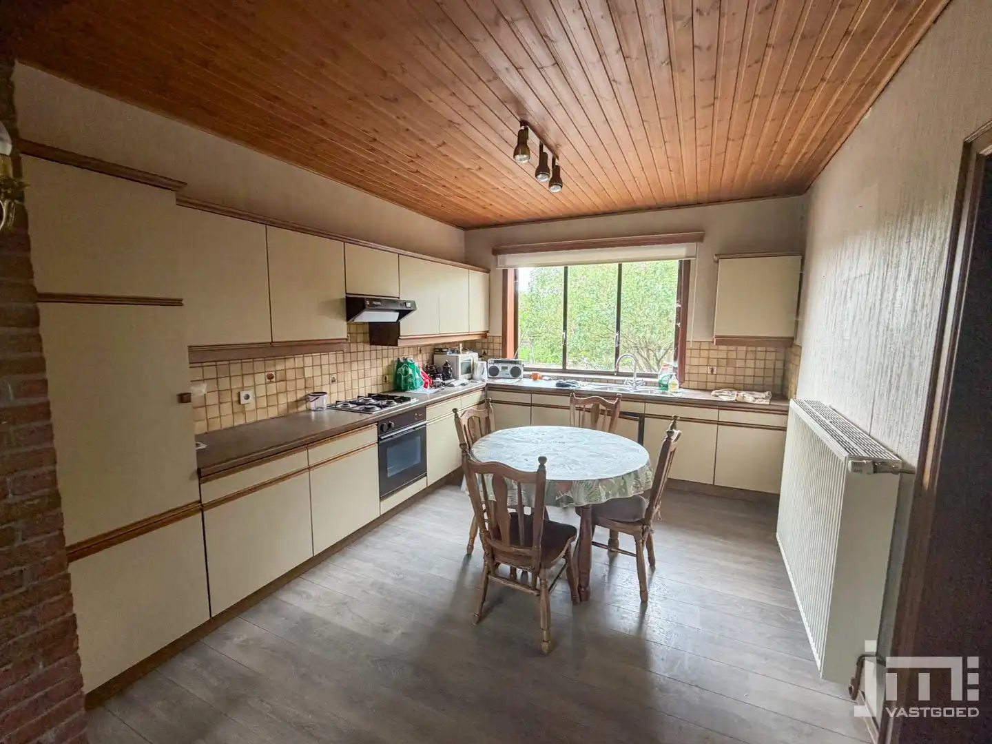 Woning met grote stallen foto 5