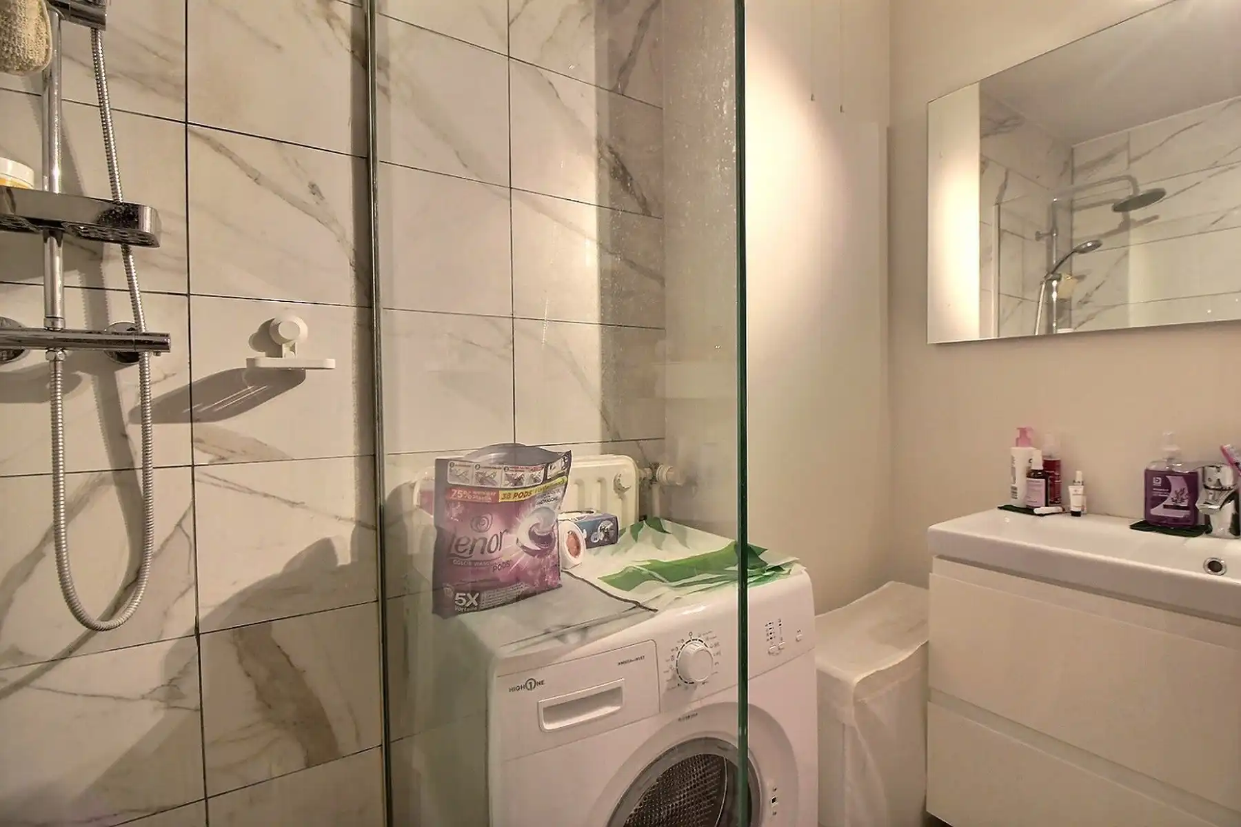 Lichtrijk éénslaapkamerappartement met terras in het centrum foto 5