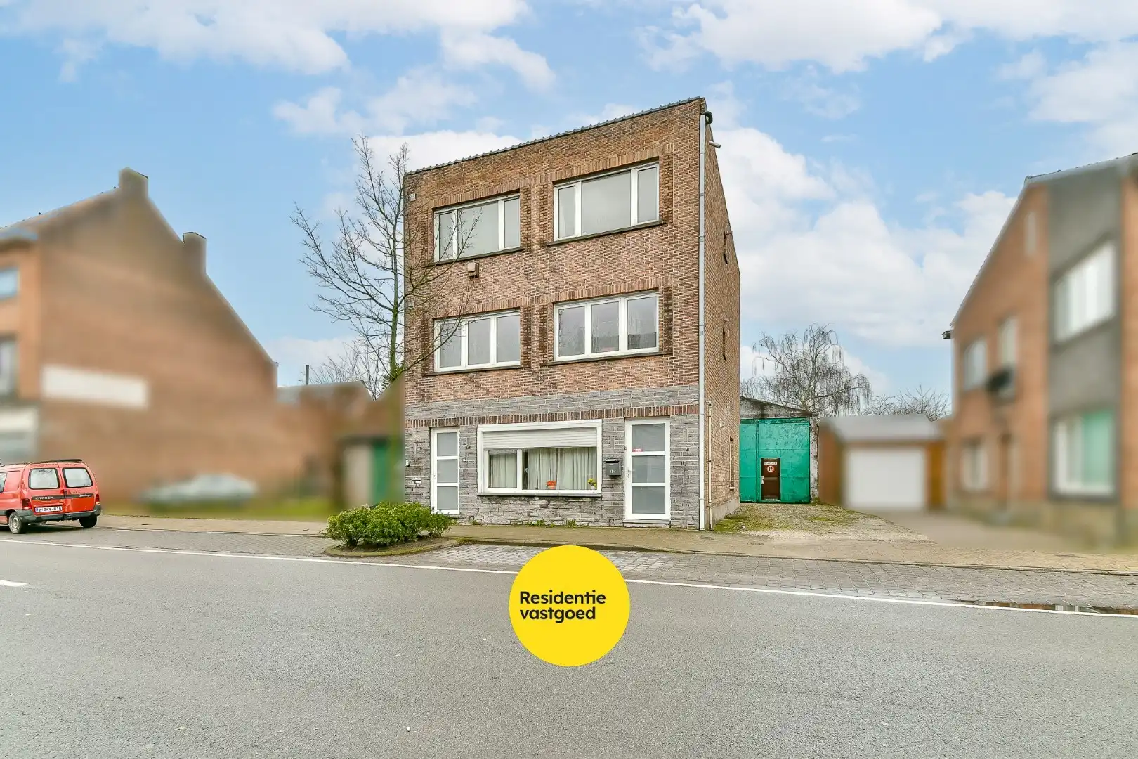Hoofdfoto van de publicatie: Te renoveren appartementsgebouw met loods op 1.131 m²