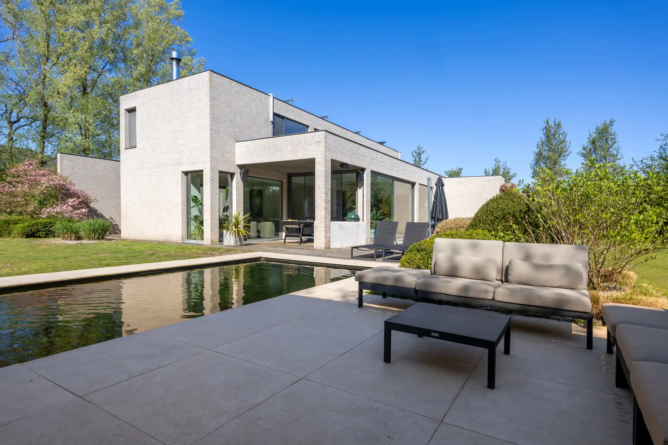 Luxueuze moderne villa met zwemvijver en prachtig poolhouse foto 34