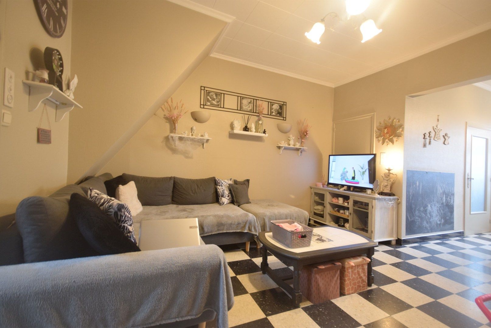 Mooie rijwoning in Ardooie - met achterliggende garage foto 2