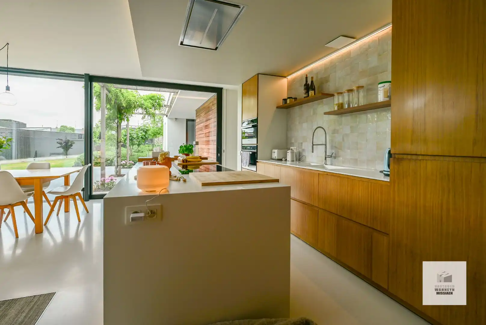 Energiezuinige woning met 4 slaapkamers, prachtige tuin met grote/hoge carport . foto 6