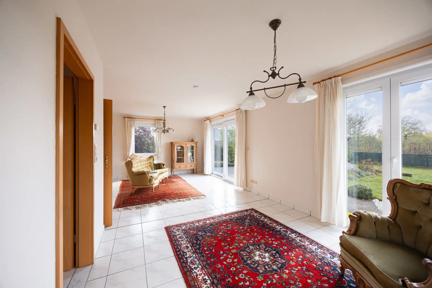 Gelijkvloerse open bebouwing met onderhoudsvriendelijke tuin foto 6