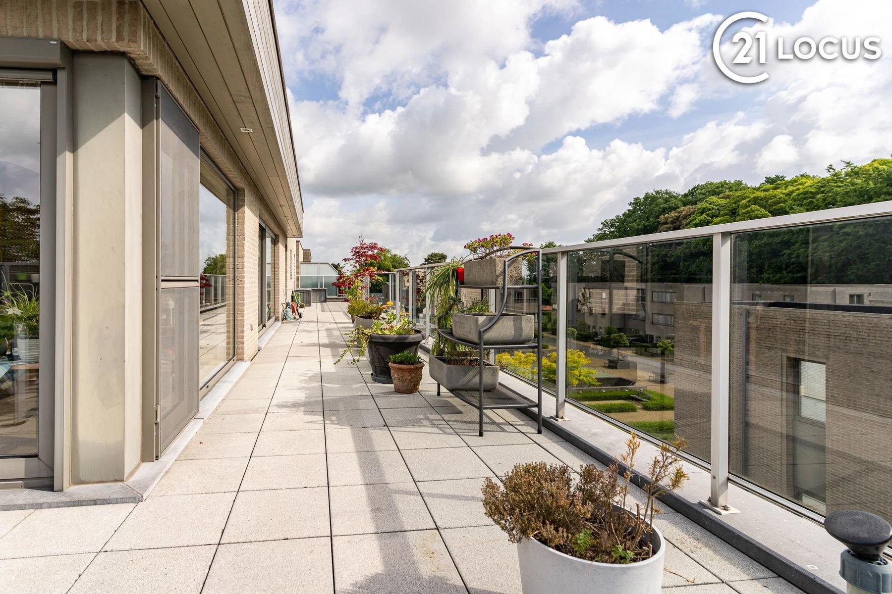 Penthouse Belsele – 192 m² Wooncomfort, 150 m² Zonnig Terras foto {{pictureIndex}}