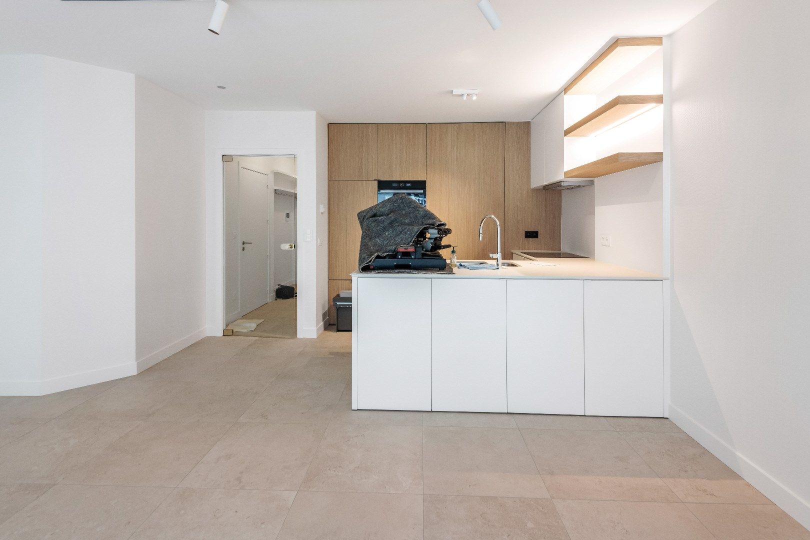 Prachtig gerenoveerd appartement met 2 slpk. gelegen in een rustige zijstraat van de Zeedijk ter hoogte van het Driehoeksplein. Garage mogelijk. foto 3