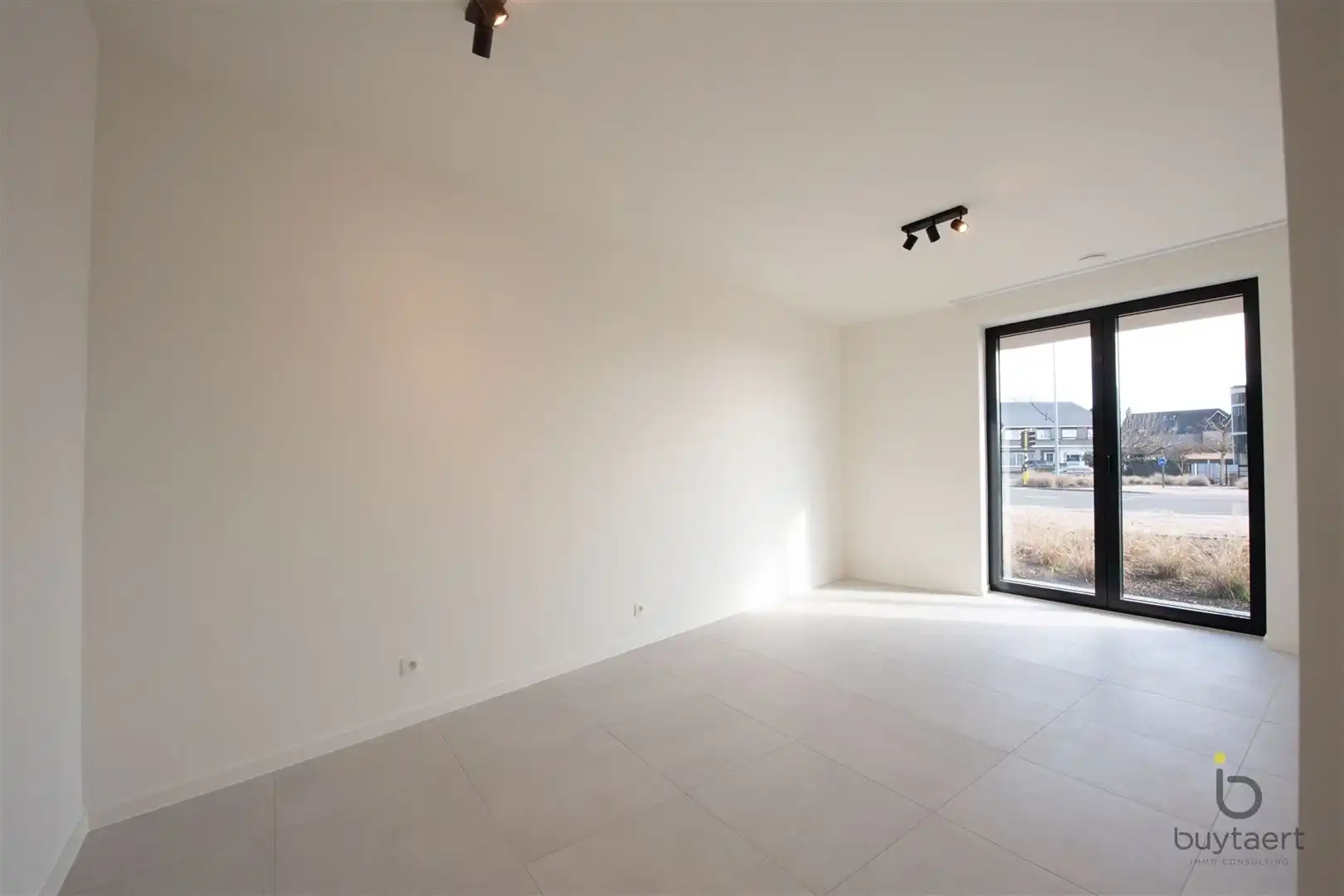 Nieuwbouw gelijkvloers appartement met twee slaapkamers, een tuin en een garage. foto 24