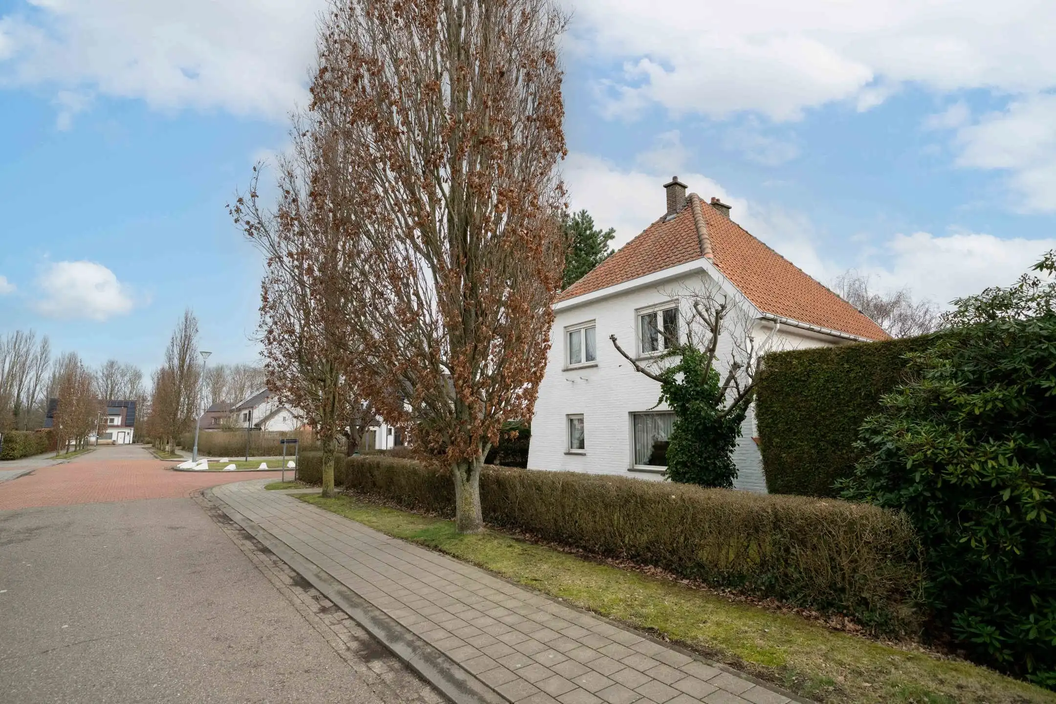 Woning op een ruim hoekperceel van 7a25ca in rustige woonwijk te Sint-Katelijne-Waver foto 2