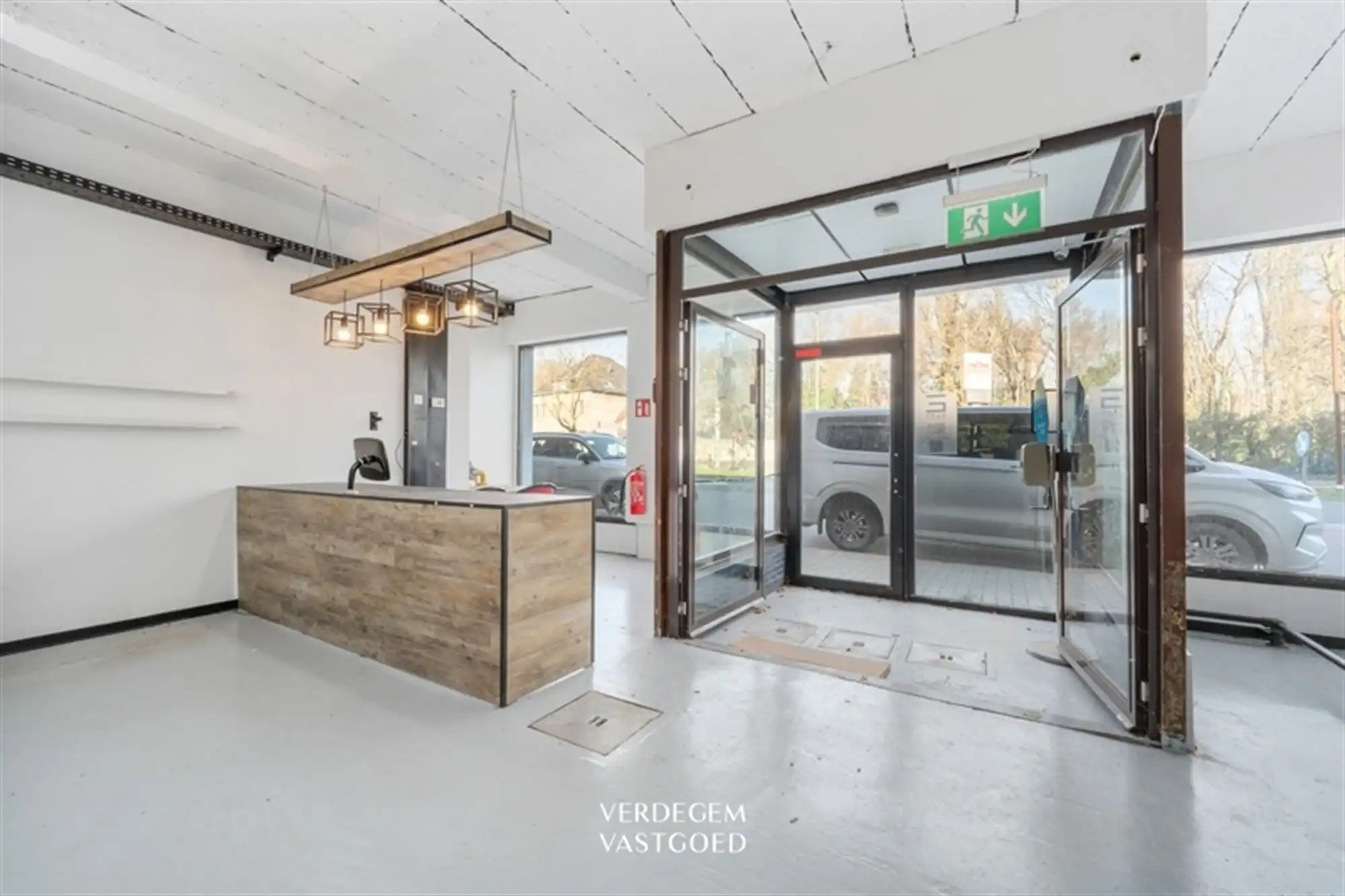 Handelsruimte (284m²) met zonnig appartement (100m²) op strategische ligging foto 3