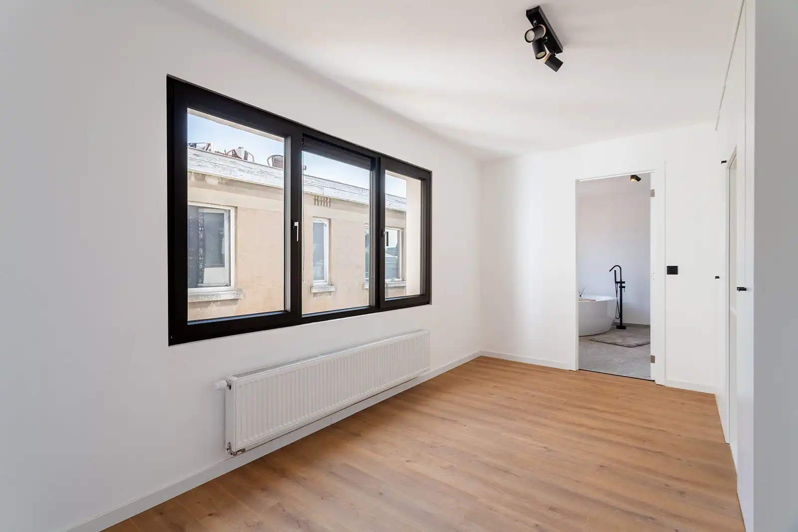 Volledig gerenoveerde, instapklare woning (196 m²) met 5 slaapkamers, moderne keuken & tuin foto 19