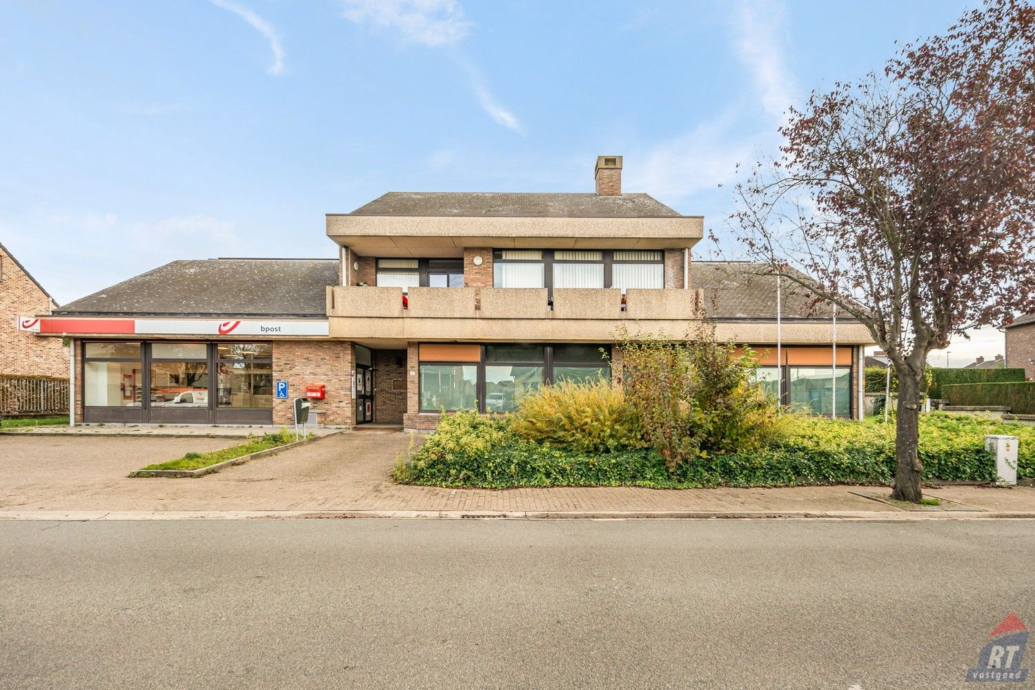 Opbrengsteigendom bestaande uit 2 handelsruimtes en een ruim appartement foto {{pictureIndex}}