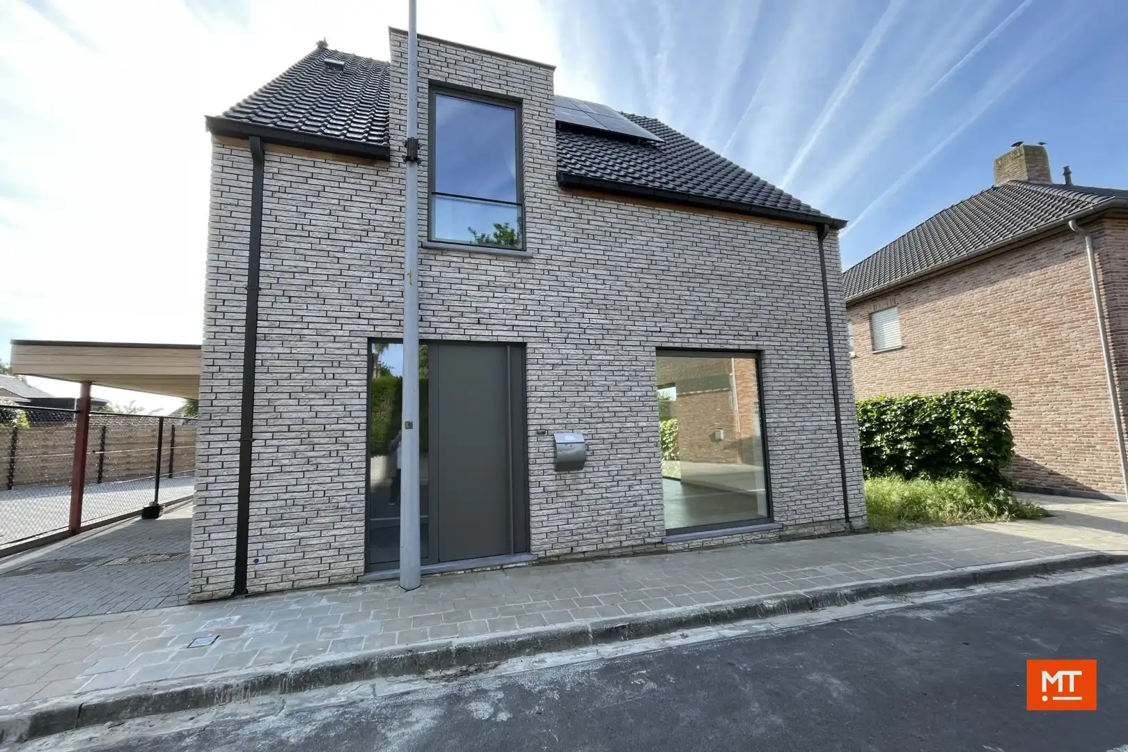 Nieuwbouwwoning te huur met 3 ruime slaapkamers en carport foto {{pictureIndex}}