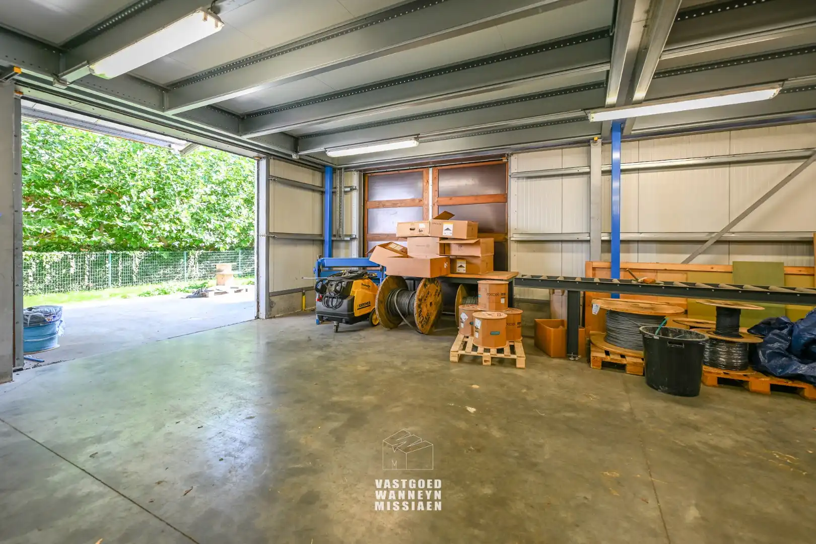 Loods met laadkade, geïntegreerd kantoor en conciërgewoning op 1124 m² foto 12