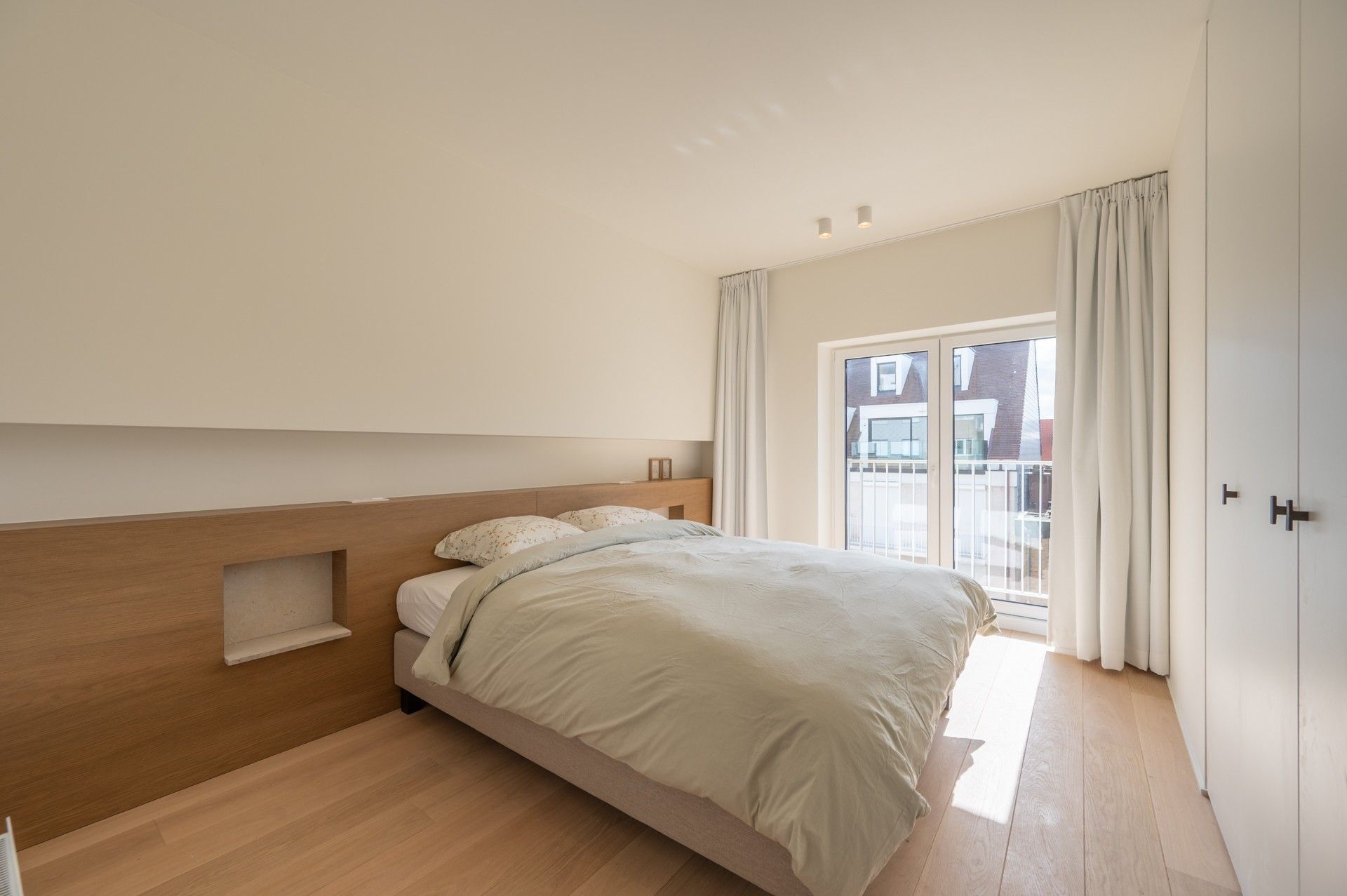 Gemeubeld: verfijnd gerenoveerd appartement op de zeedijk vlakbij het Rubensplein te Knokke! foto 20