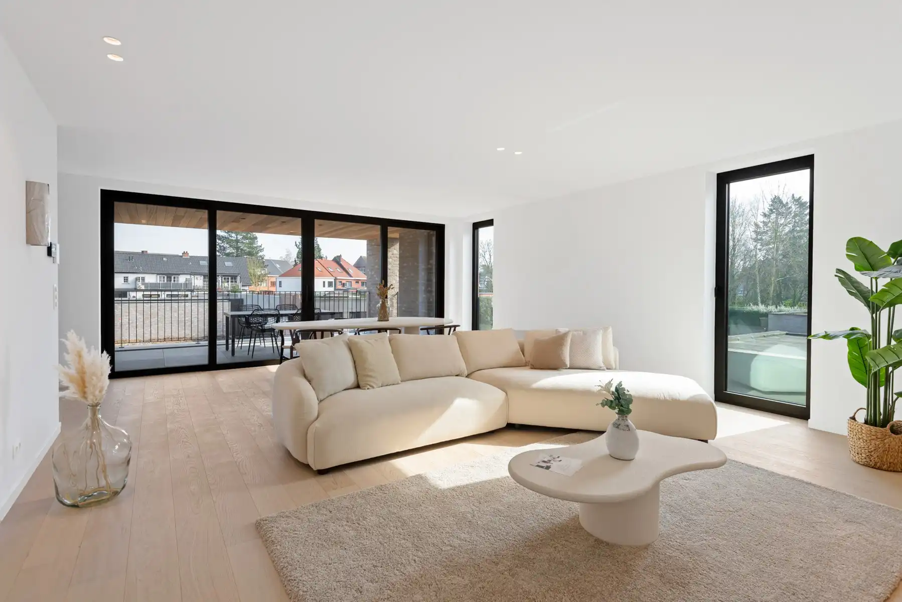 Prachtig afgewerkt nieuwbouwappartement inclusief 2 carports en 2 ruime bergingen. foto 3