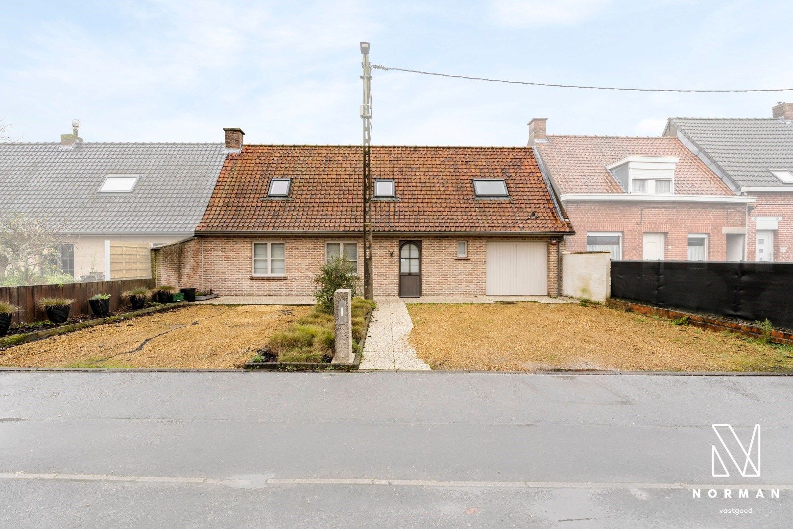 Gezinswoning met 3 kamers, grote garage, terras en oprit foto 4