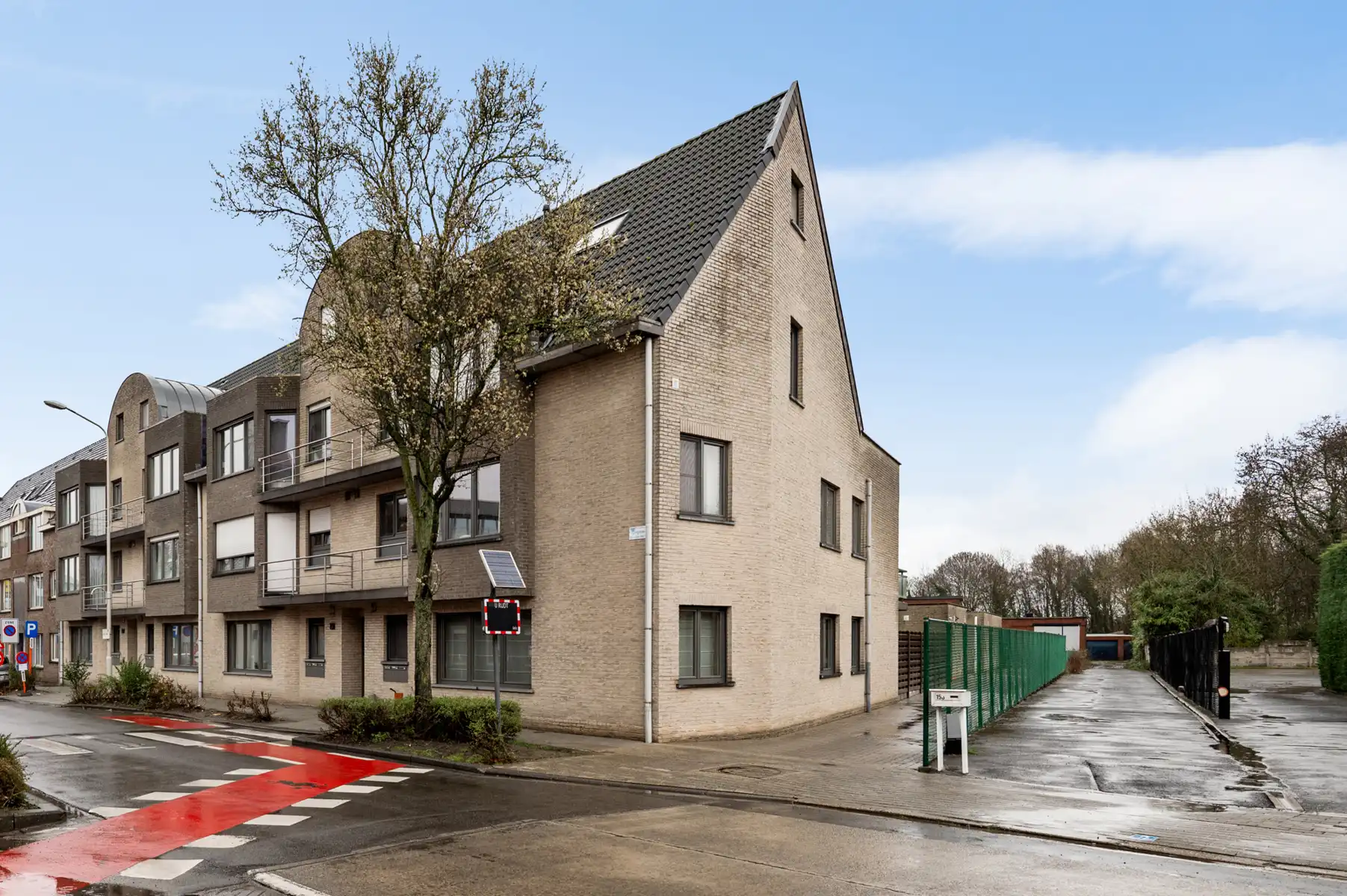 Ruim gelijkvloers appartement vlak buiten centrum Aartselaar foto 2