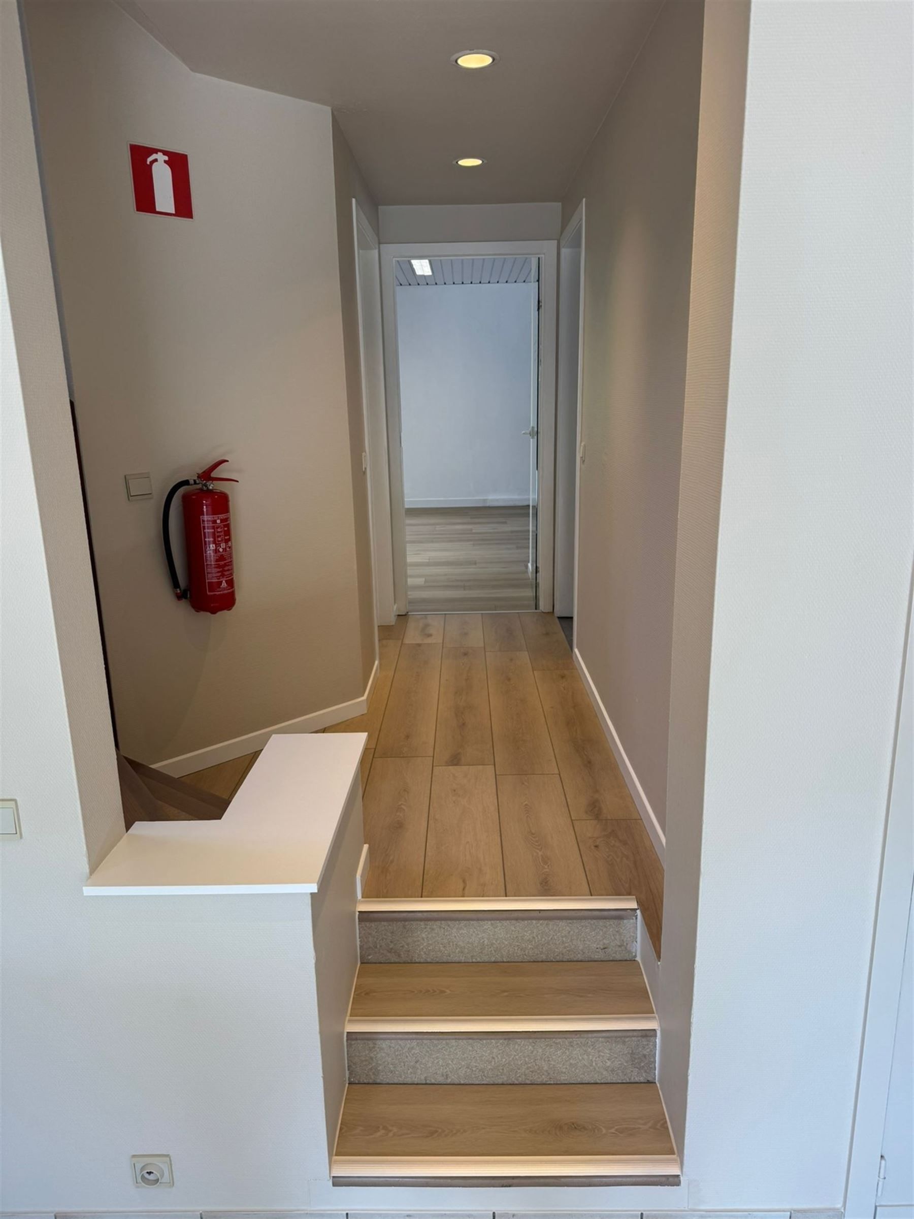 Ruime handelsruimte/kantoorruimte  en opslagkelder foto 4