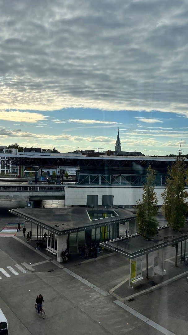 Verhuurde studio (31m²)met open zicht op het station foto 18