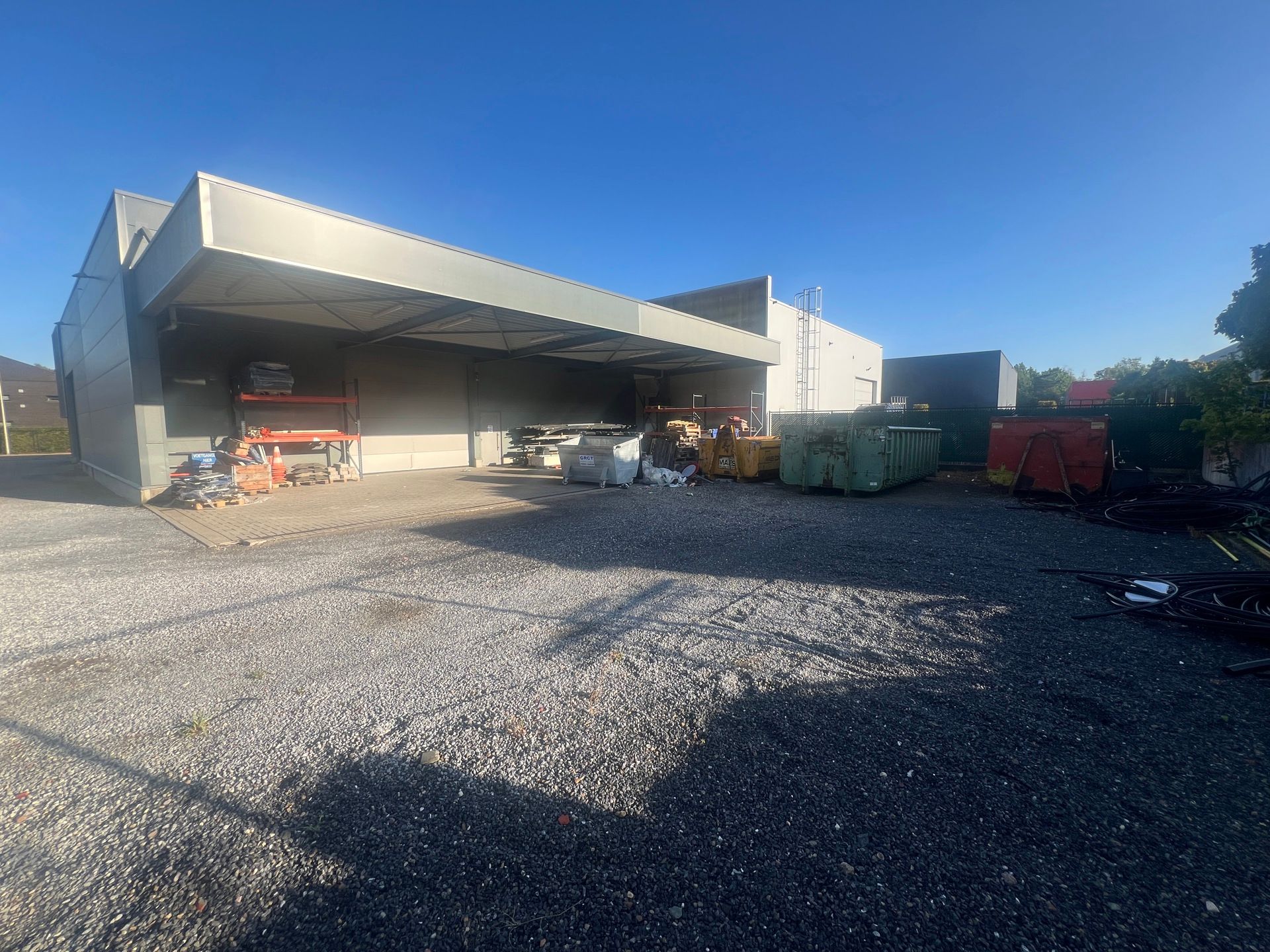 MULTIFUNCTIONEEL BEDRIJFSGEBOUW MET APPARTEMENT EN BUITENTERREIN foto 3