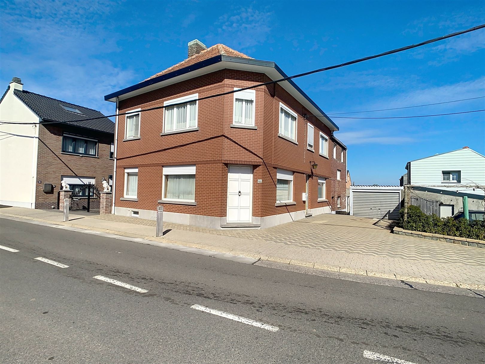 Hoofdfoto van de publicatie: Te renoveren woning, 4 slpks, bijgebouwen, tuin, 9a 71ca 